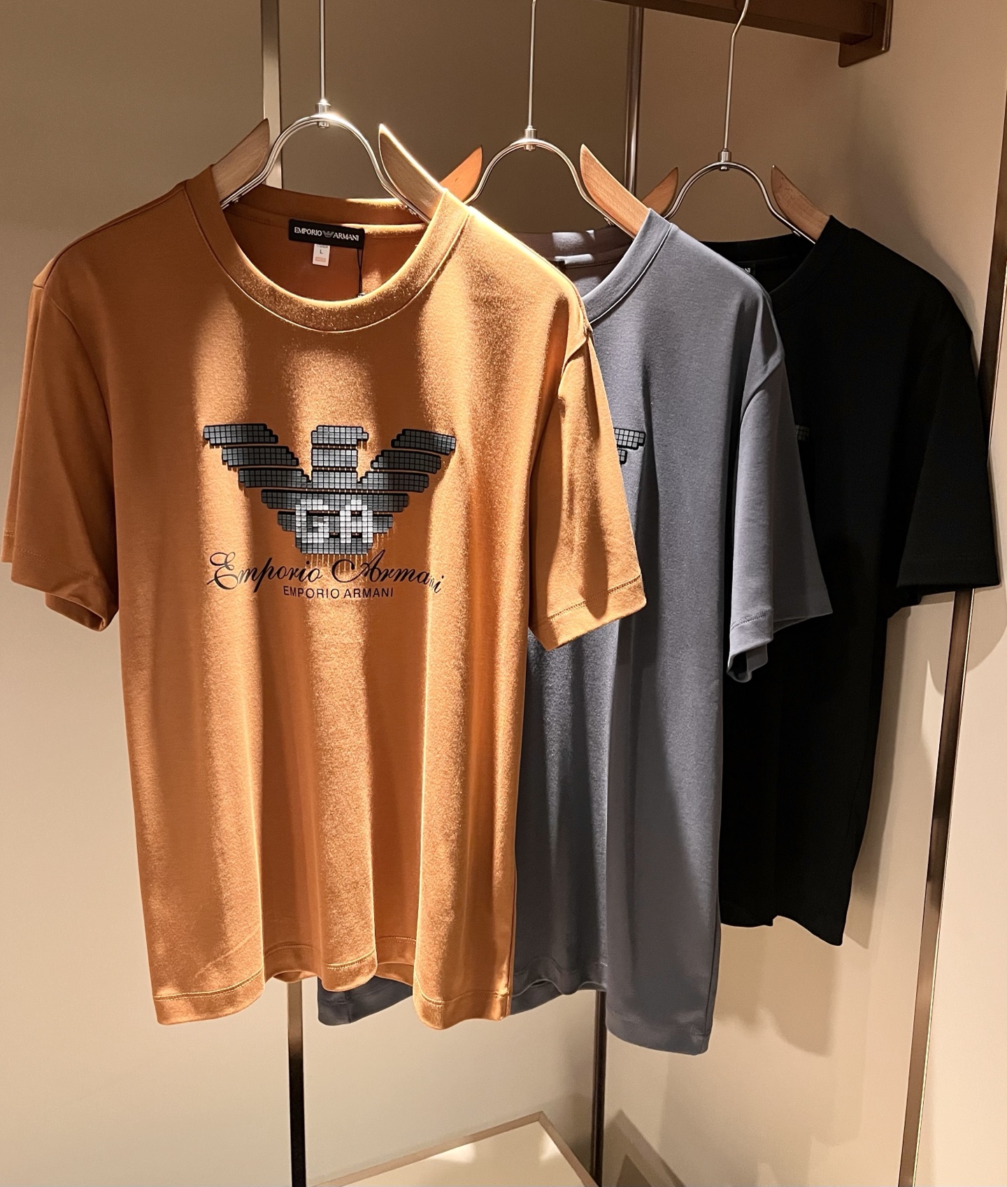 NO:836912,Arman 2026 spring and summer new casual short-sleeved T-shirt for men and women, original factory order, logo laminated design!  The simple design is exquisite and elegant, which is amazing!  Customized original and exclusive pure cotton fabric, soft and delicate to the touch, super comfortable on the upper body, and the ultimate wearing enjoyment!  Inheriting the classic version of the past, the upper body effect is naturally outstanding. It is simple to wear without too many accessories. It can easily create a sense of fashion, and the rate of return will also increase. Get it quickly!  Size M-4XL,,armani,T-shirt,tees,t-shirt,19860909Arman阿*尼2026春夏新款男女同款休闲短袖T恤,原单代工厂订单,标志logo压胶设计！简洁的设计精致优雅,令人叹服！定制原版专属纯棉面料,手感柔软细腻,上身超级舒适,极致的穿着享受！继承着以往的经典版型,上身效果自然而来的出彩,简单穿搭无需过多的饰物,轻松搭出时尚感,回头率也会随之提升.速度入手吧！尺码M-4XL,,armani,T-shirt,tees，t-shirt,,Men's clothing