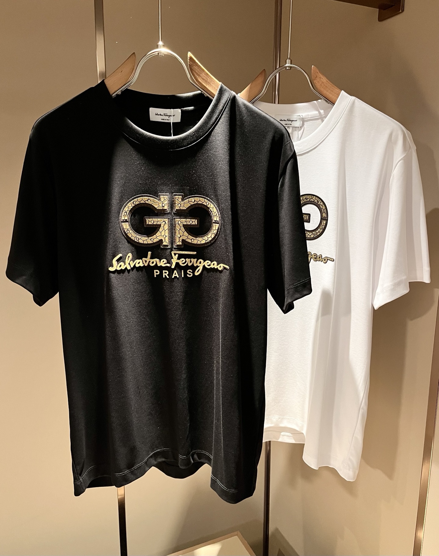 NO:841036,Ferraga*mo 2026 spring and summer new short-sleeved T-shirt, made of imported exclusive mercerized cotton fabric!  !  Simple Fila*Mu LOGO logo laminated design!  Representing the brand image, simple and comfortable styles, even and full lines, exquisite and delicate, high-end and luxurious upper body. Simple styles are more diversified to wear. Fashionable cuts, simple plain colors, short sleeves that every man should buy, sizes S-4XL, ferragamo, T-shirt, tees, t-shirt,19860909Ferraga*mo菲拉*慕 2026春夏新款短袖T恤,采用进口专属丝光棉面料！！简单菲拉*慕LOGO标识压胶设计！代表品牌形象 简洁舒适的款式,线条感粗细均匀饱满,精致细腻,上身高端又奢华.简约的款式穿搭起来更加的多样化.剪裁时尚版型,简约式素色,每一个男士都应该入手的短袖,尺码S-4XL,,ferragamo,T-shirt,tees，t-shirt,,Men's clothing