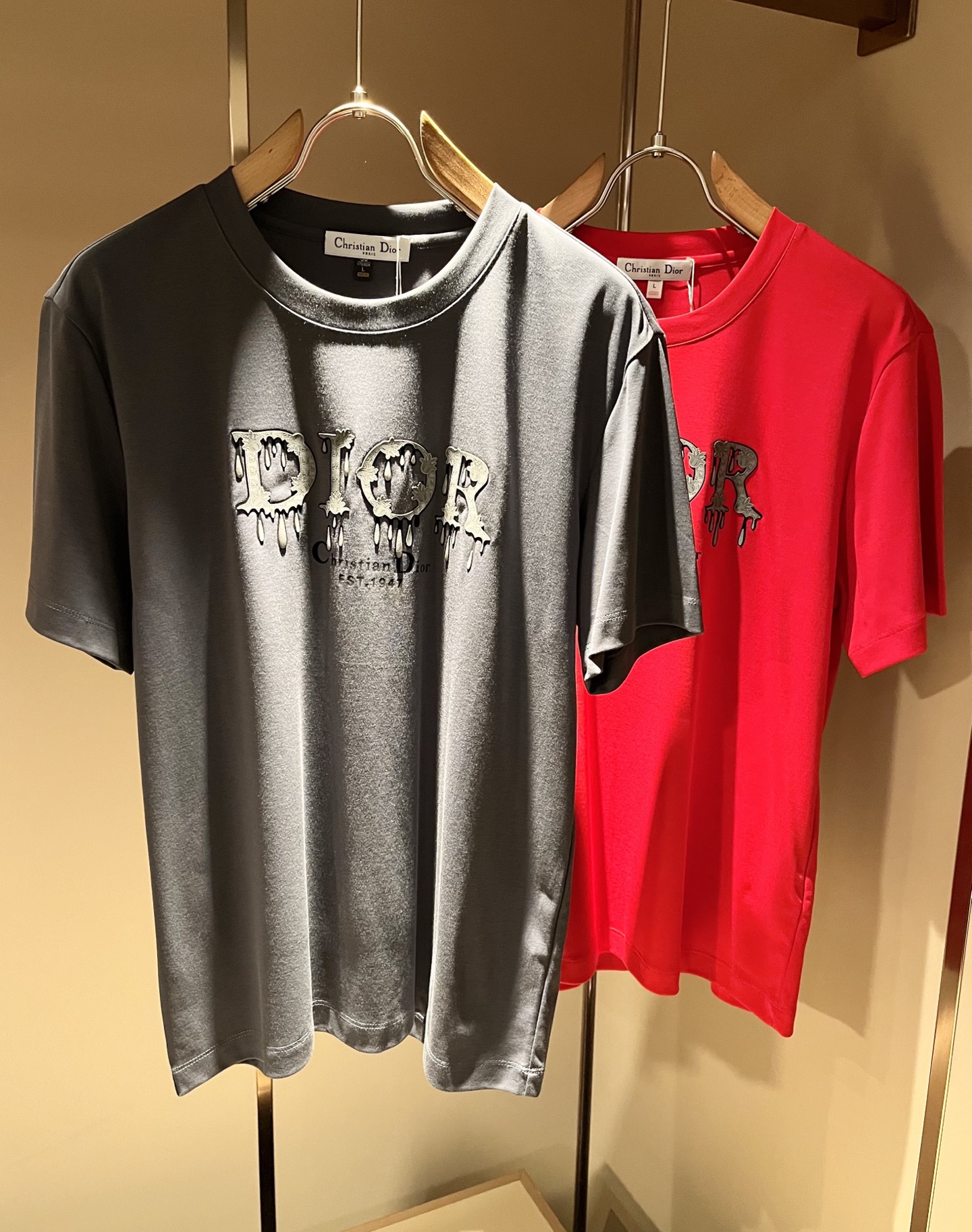 NO:841010,Dio*Dijia's new 2026 spring and summer short-sleeved T-shirts for men and women are on sale simultaneously at counters!  Customized exclusive mercerized cotton fabric, customized original craft thread, and chest logo pattern laminated craft design!  Simple and elegant, easy to match and versatile, extremely high-grade, perfectly integrated into fashion and style, it is a top-notch fashionable style that is perfect for outer wear!  The whole thing gives people a natural feeling!  The ultimate classic versatile short-sleeved T-shirt, designed with the latest three-dimensional letter logo printing elements!  The ultimate heavy work, the ultimate perfection!  Fans who pursue high quality should rush to buy it by themselves, and we sincerely invite all fans who know the goods to appreciate this model together!  !  Color Black White Size S-4XL,,dior,dior,T-shirt,tees,t-shirt,19860909Dio*迪家 2026春夏新款男女同款短袖T恤,专柜同步发售！定制专属丝光棉面料,定制原版工艺螺纹,胸前logo图案压胶工艺设计！简约大方,从容百搭,档次极高,完美融入时尚还有风情感一款完美符合外穿的顶尖时髦气质款！整体给人浑然天成的感觉！极致经典的百搭型短袖T恤,采用最新的立体字母logo印花元素设计！极致的重工极致的完美！追求高品质的粉丝们请自行抢购,诚邀所有识货的粉丝一同鉴赏此款！！颜色黑色 白色 尺码S-4XL,,dior,dior,T-shirt,tees，t-shirt,,Men's clothing