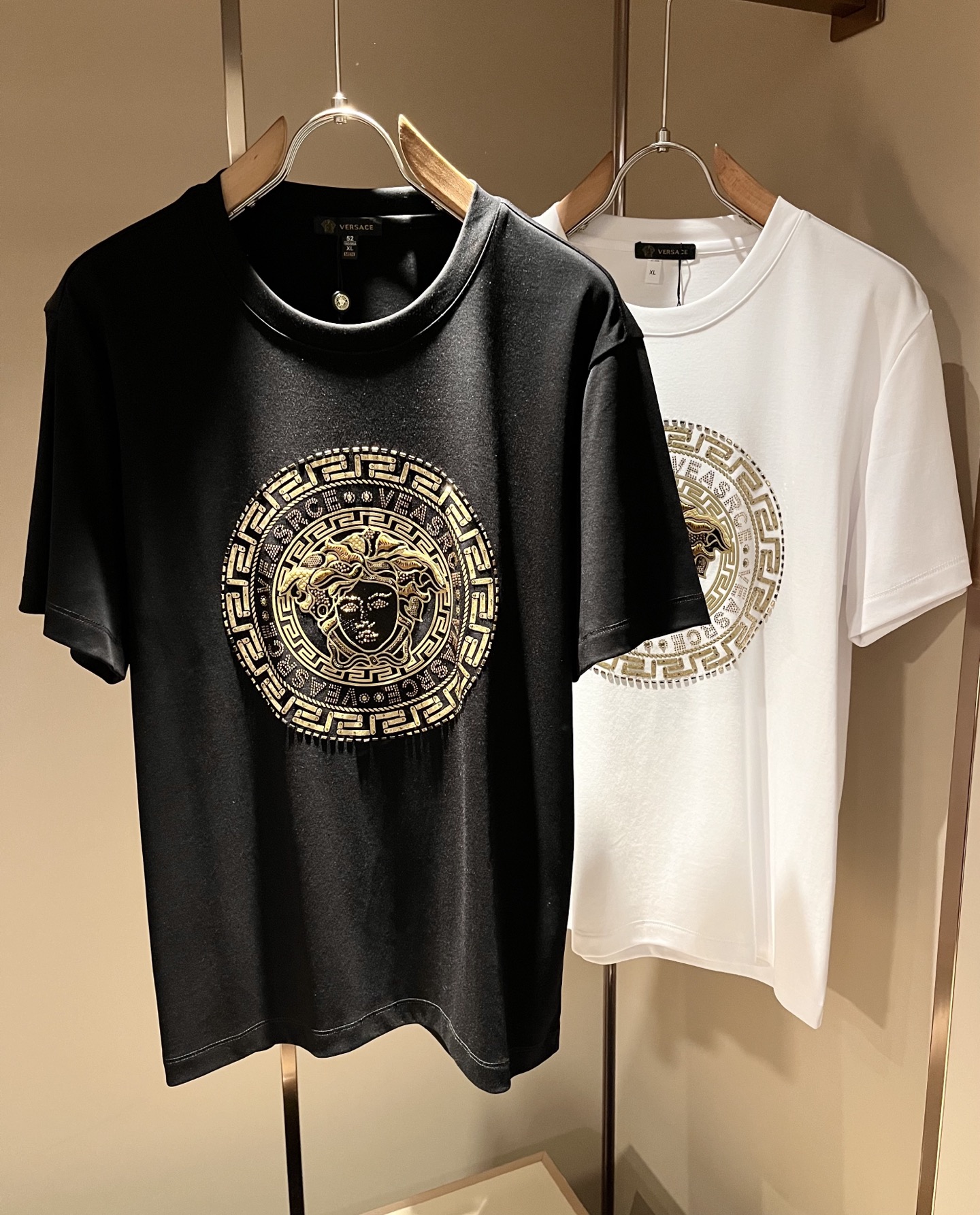 NO:838539,VERS*CE/Fan*zhe 2026 spring and summer new product original short-sleeved T-shirt, VERS*CE/Fan*zhe trading company channel product recommended short-sleeved T-shirt, the logo laminated image decoration on the chest is extremely exquisite and highlights the gradient effect!  It is made with heavy craftsmanship and has a strong three-dimensional effect. It can only be made with advanced German equipment, highlighting the visually invincible shocking luxury. The craftsmanship level is extremely high and the craftsmanship is very important!  Imported mercerized cotton fabric, excellent skin-friendliness, perfect details, impeccable, excellent upper body effect, very eye-catching, undoubted return rate, a great item to improve vision in the wardrobe, looks very handsome whether worn inside or alone. Size S-4XL, versace, T-shirt, tees, t-shirt,19860909VERS*CE/范*哲 2026春夏新品原单短袖T恤,VERS*CE/范*哲 贸易公司渠道 产品 值的推荐短袖T恤 ,胸前logo压胶图像装饰极为精致凸显渐变效果！重磅工艺打造,立体感极强,唯有德国先进设备方能制作,凸显了视觉无敌的震撼奢华,工艺水准极高,非常重工匠心！客供进口丝光棉面料,亲肤性绝佳,细节极致完美,无可挑剔,上身效果非常出色,非常招眼吸睛,回头率毋庸置疑,衣橱里改良视觉的绝佳单品,无论内搭还是单穿都爆帅十足.尺码S-4XL,,versace,T-shirt,tees，t-shirt,,Men's clothing
