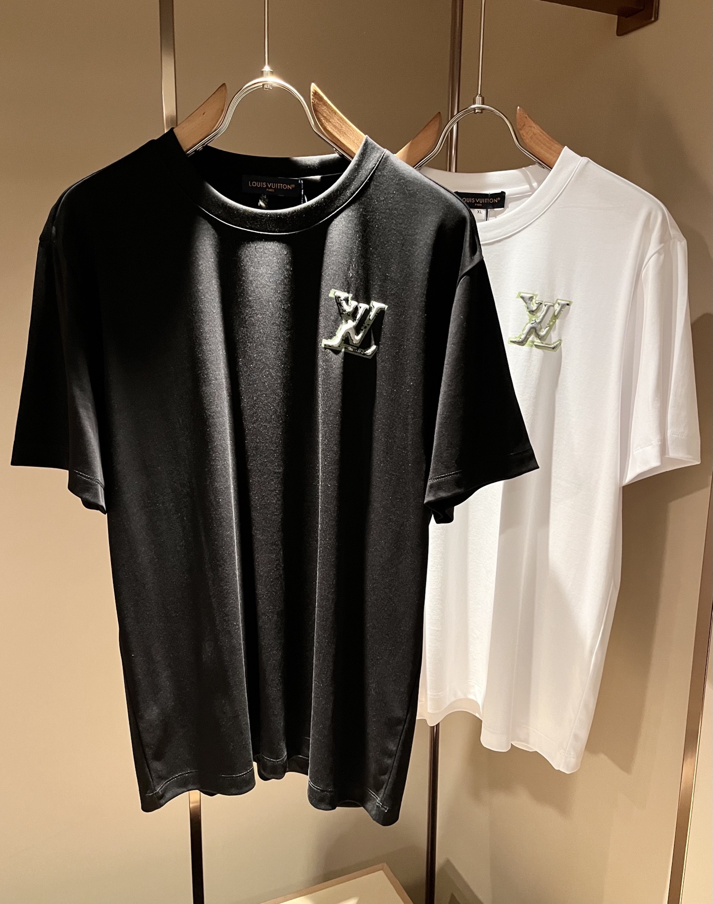 NO:841024,LouisVuitt* Louis*den's new 2026 spring and summer series of items are online. It is a very fashionable and avant-garde short-sleeved T-shirt for men and women, decorated with logo and pattern laminated printing!  It is different from the past and declares the design concept of brand inheritance!  Its eye-catching appeal is no less than any classic style, perfectly presenting the sense of fashion, high-end and luxury to the world!  Made of imported mercerized cotton material, selected high-quality pure cotton fabric, soft and skin-friendly and delicate to the touch. The actual product will definitely exceed your imagination. It is extremely comfortable and breathable, even if you sweat profusely, you will not feel greasy or stuffy at all. It maximizes perspiration and moisture absorption!  Size S-4XL,,louis vuitton,louis vuitton,T-shirt,tees,t-shirt,19860909LouisVuitt*路易*登 2026春夏全新系列单品上线,非常时髦前卫的一款男女同款短袖T恤,标识logo图案压胶印花修饰！区别于以往的不同,宣示品牌传承的设计理念！其吸睛度完全不亚于任何经典款式,将时髦高级感与奢华感完美呈现在世人眼前！客供进口丝光棉材质制成,精选优质纯棉面料,触感软糯亲肤细腻,实物到手绝对超乎你的想象,贴身无比舒适透气,即便是汗流浃背也不会有腻身及闷热感可言,将排汗吸湿性发挥到了极致！尺码S-4XL,,louis vuitton,louis vuitton,T-shirt,tees，t-shirt,,Men's clothing