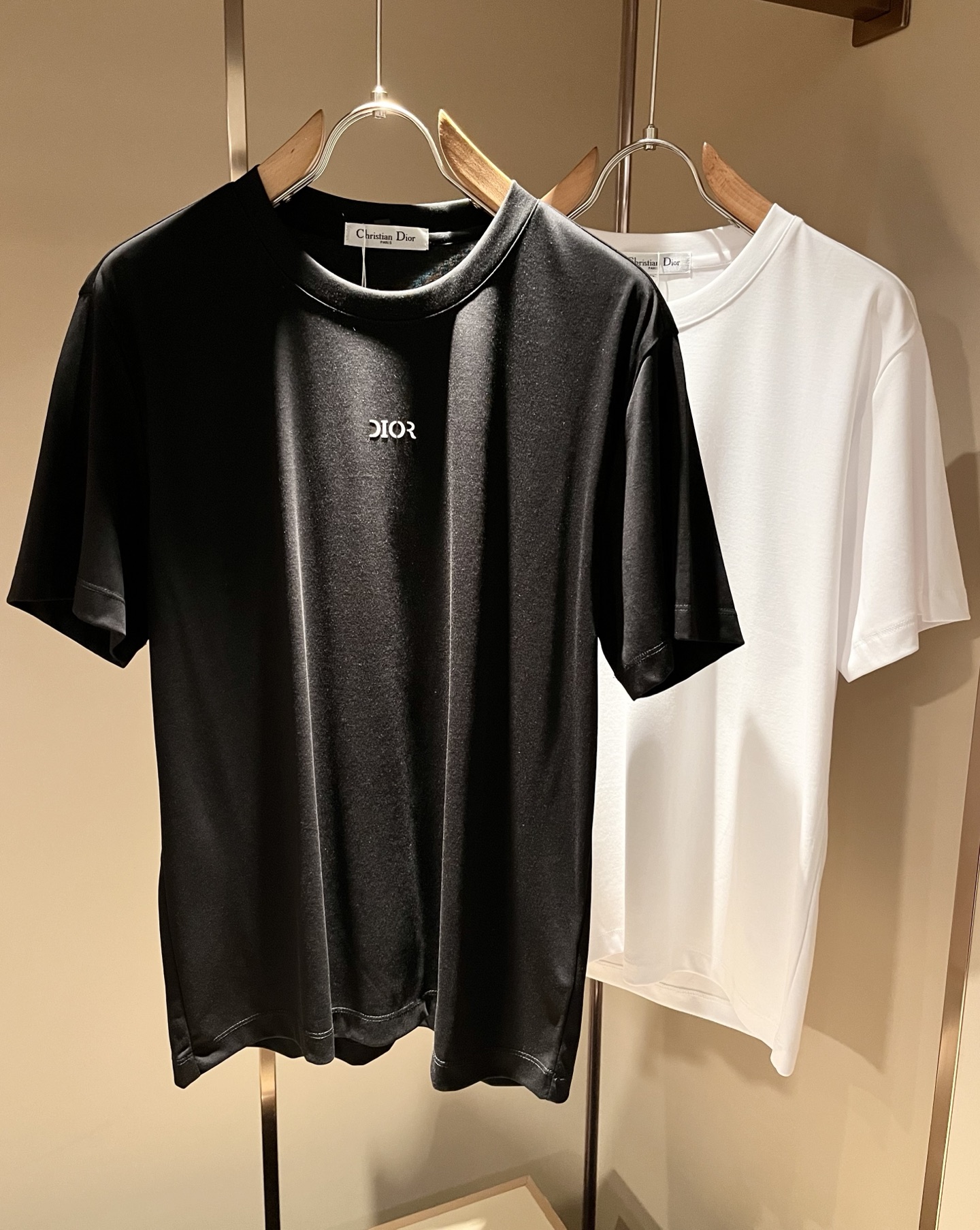 NO:843674,Dio*Dijia's new 2026 spring and summer short-sleeved T-shirts for men and women are on sale simultaneously at counters!  Customized exclusive mercerized cotton fabric, customized original craft thread, and chest logo pattern laminated craft design!  Simple and elegant, easy to match and versatile, extremely high-grade, perfectly integrated into fashion and style, it is a top-notch fashionable style that is perfect for outer wear!  The whole thing gives people a natural feeling!  The ultimate classic versatile short-sleeved T-shirt, designed with the latest three-dimensional letter logo printing elements!  The ultimate heavy work, the ultimate perfection!  Fans who pursue high quality should rush to buy it by themselves, and we sincerely invite all fans who know the goods to appreciate this model together!  !  Color Black White Size S-4XL,,dior,dior,T-shirt,tees,t-shirt,19860909Dio*迪家 2026春夏新款男女同款短袖T恤,专柜同步发售！定制专属丝光棉面料,定制原版工艺螺纹,胸前logo图案压胶工艺设计！简约大方,从容百搭,档次极高,完美融入时尚还有风情感一款完美符合外穿的顶尖时髦气质款！整体给人浑然天成的感觉！极致经典的百搭型短袖T恤,采用最新的立体字母logo印花元素设计！极致的重工极致的完美！追求高品质的粉丝们请自行抢购,诚邀所有识货的粉丝一同鉴赏此款！！颜色黑色 白色 尺码S-4XL,,dior,dior,T-shirt,tees，t-shirt,,Men's clothing