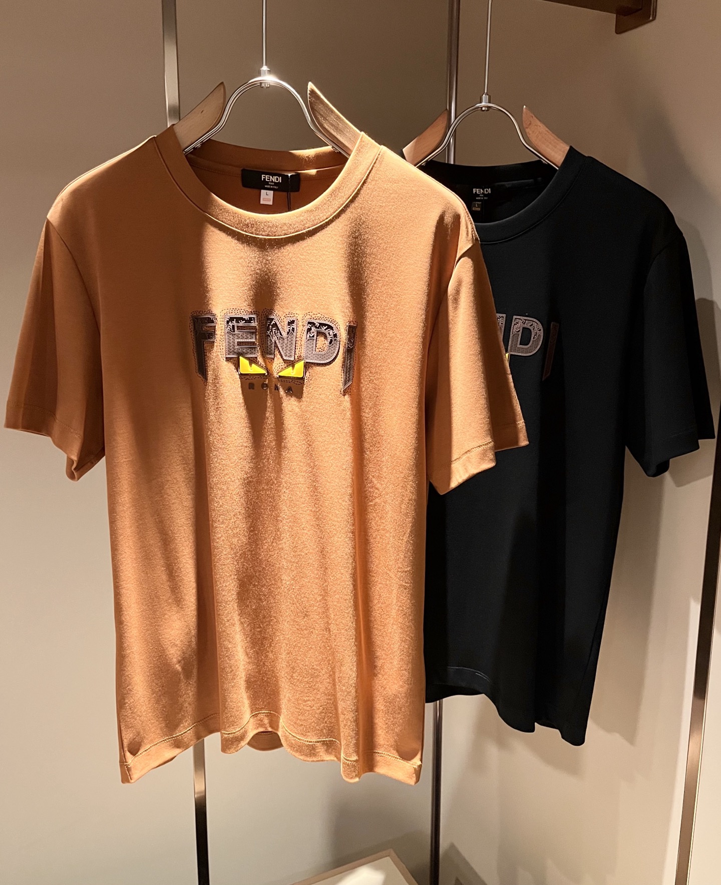 NO:841047,FEN*I Fen*di 2026 spring and summer new FD family FF unisex T-shirt, versatile and very short sleeves for men and women. Italian original order, FD family's popular item, simple and solid color. FD family's enduring iconic product, full of representativeness, full of specifications, a boutique worth buying for all FD fans!  Pure Italian channel order, the FD family's high-end and popular product, a very popular item at the moment, with the iconic letter logo pattern laminated and decorated!  High-end goods worth keeping for yourself and giving away!  Trendy and good-looking, full of trendy atmosphere, extremely high-grade and standard, and using a very classic black and white two-color combination, which gives a strong visual impact and is highly recognizable. It is made of top-grade exclusive mercerized cotton fabric, feels soft, delicate and comfortable, and the appearance is quite advanced and classy!  It perfectly interprets the charm of the brand and leaves a deep impression on people. It is more fashionable and charming, and the upper body is simple, elegant and fashionable, and there is no pressure to wear it!  Wear it alone or paired with it, it’s a beautiful sight that can’t be ignored!  Size S-4XL,,fendi,dior,T-shirt,tees,t-shirt,19860909FEN*I 芬*迪2026春夏新款FD家族FF男女同款T恤,男女同款百搭极简短袖.意大利原厂订单,FD家族人气单品,简约纯色系打造.FD家族经久不衰的标志性臻品,代表性十足,规格感十足的精品,所有FD粉丝都值得抢购的精品！纯正意代渠道订单,FD家族的高奢人气爆款产物,当下十分火爆的单品,标志性字母logo图案压胶修饰！值得自留和送人的高端货！新潮又好看,潮流气息感十足,档次规格感极高,并且采用十分经典的的黑白双色搭配,给人的视觉冲击感相当强烈,有着极高的辨识度,顶级专属丝光棉面料,打造,触感柔软细腻舒适,品相相当高级有档次！完美诠释品牌魅力,给人留下深刻印象.更具时尚与韵味,上身简约大方时尚,对于穿搭更是毫无压力！单穿内搭都极有味道,不可忽视的靓丽风景线！ 尺码S-4XL,,fendi,dior,T-shirt,tees，t-shirt,,Men's clothing