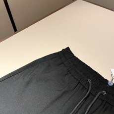 Moncl*r蒙*口2026春夏最新的贸易订单休闲裤!全品相!!腰身logo图案徽章设计!定制专属棉麻面 Moncl*r蒙*口2026春夏最新的贸易订单休闲裤!全品相!!腰身logo图案徽章设计!定制专属棉麻面