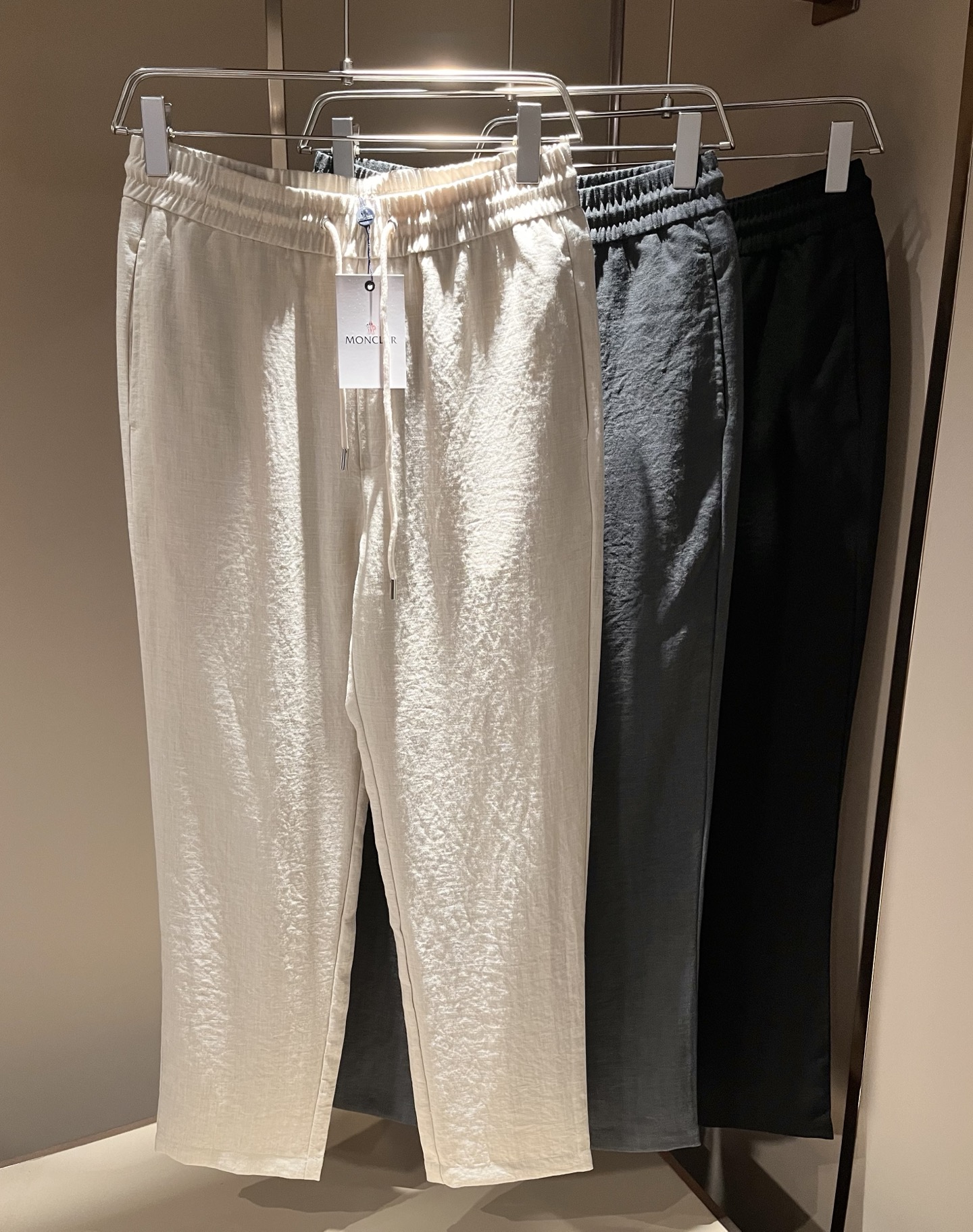 NO:836952,Moncl*r's latest trade order casual pants for spring and summer 2026!  Full condition!  !  Waist logo pattern badge design!  Customized exclusive cotton and linen fabric tailoring!  The upper body is comfortable and breathable, not stiff, and has a rich three-dimensional feel overall. It is a quality export order that meets the simple needs of commuters. The upper body effect is very good, slimming, and not picky about the figure. The fabric workmanship... is impeccable. Only good craftsmanship and good fabrics can make you wear a good taste. It is a must-have item for everyone!  Size M-3XL,,19860909Moncl*r蒙*口2026春夏最新的贸易订单休闲裤！全品相！！腰身logo图案徽章设计！定制专属棉麻面料剪裁！上身舒适透气,不僵硬,整体有着丰富的立体感,品质出口订单,满足通勤人们对于着装的简约需求,上身效果很好,显瘦,不挑剔身材.面料做工....无可挑剔,好工艺好面料才能穿出好品味一款,人手必备单品！尺码M-3XL,,,Men's clothing