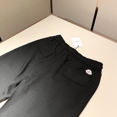 Moncl*r蒙*口2026春夏最新的贸易订单休闲裤!全品相!!腰身logo图案徽章设计!定制专属棉麻面 Moncl*r蒙*口2026春夏最新的贸易订单休闲裤!全品相!!腰身logo图案徽章设计!定制专属棉麻面