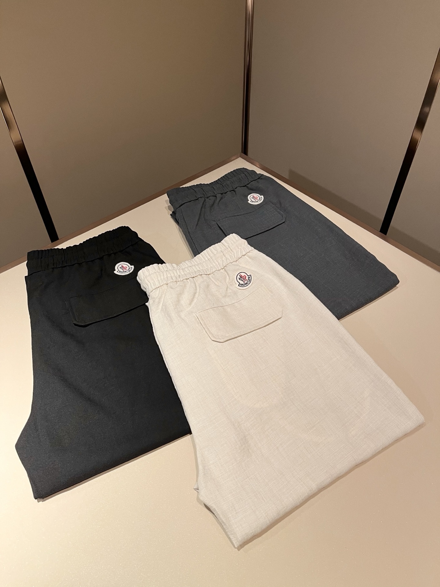 Moncl*r蒙*口2026春夏最新的贸易订单休闲裤！全品相！！腰身logo图案徽章设计！定制专属棉麻面