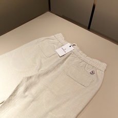 Moncl*r蒙*口2026春夏最新的贸易订单休闲裤!全品相!!腰身logo图案徽章设计!定制专属棉麻面 Moncl*r蒙*口2026春夏最新的贸易订单休闲裤!全品相!!腰身logo图案徽章设计!定制专属棉麻面