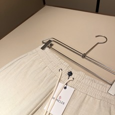 Moncl*r蒙*口2026春夏最新的贸易订单休闲裤!全品相!!腰身logo图案徽章设计!定制专属棉麻面 Moncl*r蒙*口2026春夏最新的贸易订单休闲裤!全品相!!腰身logo图案徽章设计!定制专属棉麻面