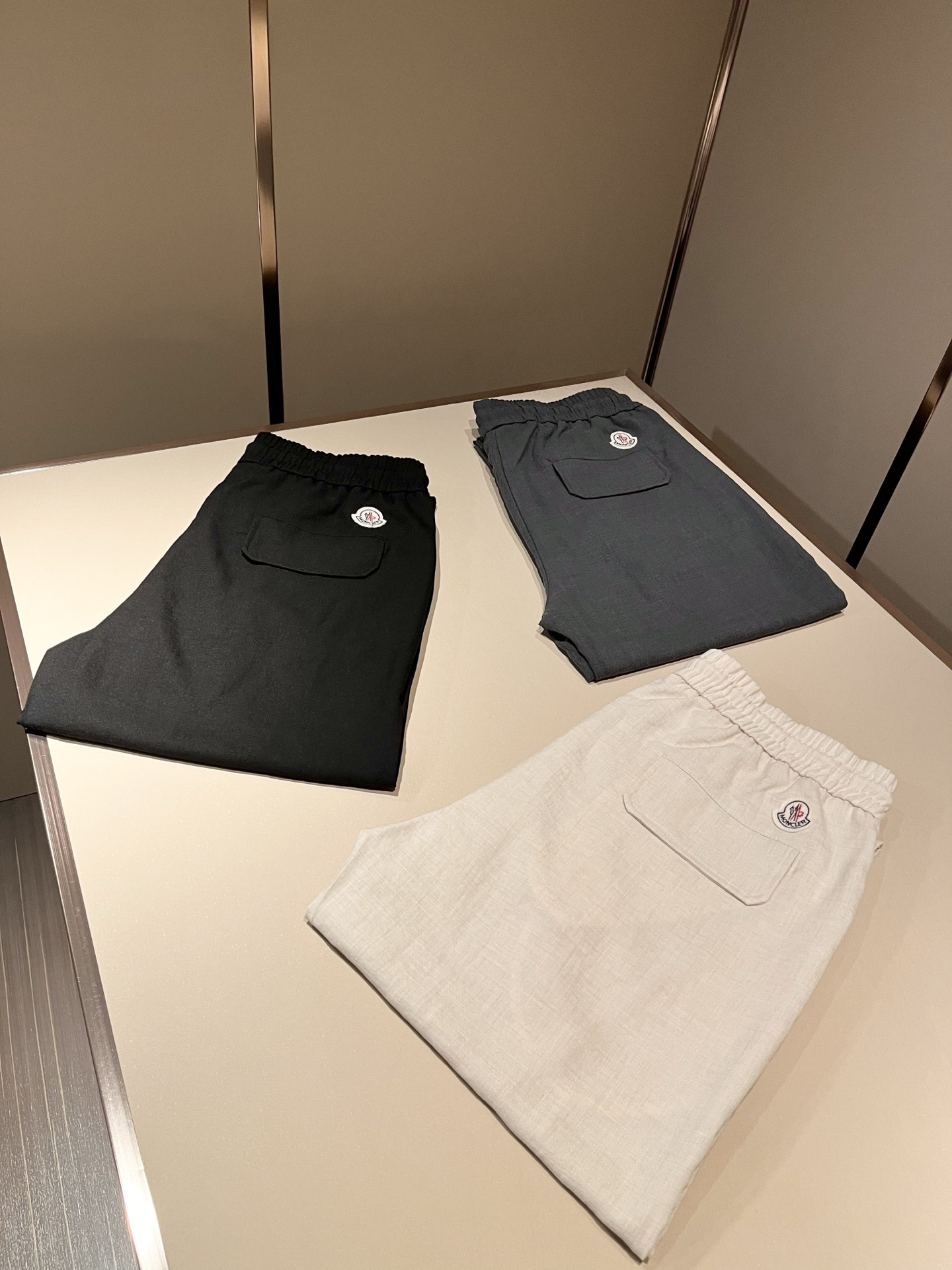 Moncl*r蒙*口2026春夏最新的贸易订单休闲裤！全品相！！腰身logo图案徽章设计！定制专属棉麻面