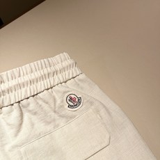 Moncl*r蒙*口2026春夏最新的贸易订单休闲裤!全品相!!腰身logo图案徽章设计!定制专属棉麻面 Moncl*r蒙*口2026春夏最新的贸易订单休闲裤!全品相!!腰身logo图案徽章设计!定制专属棉麻面