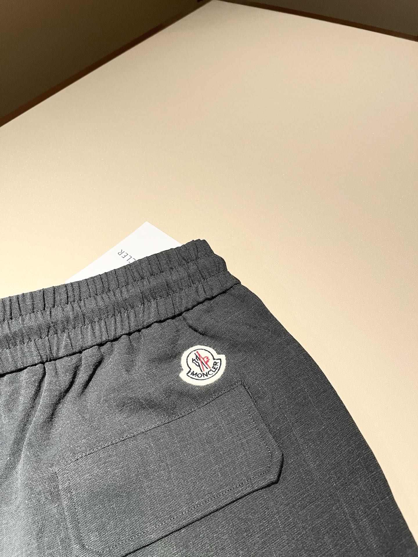Moncl*r蒙*口2026春夏最新的贸易订单休闲裤！全品相！！腰身logo图案徽章设计！定制专属棉麻面