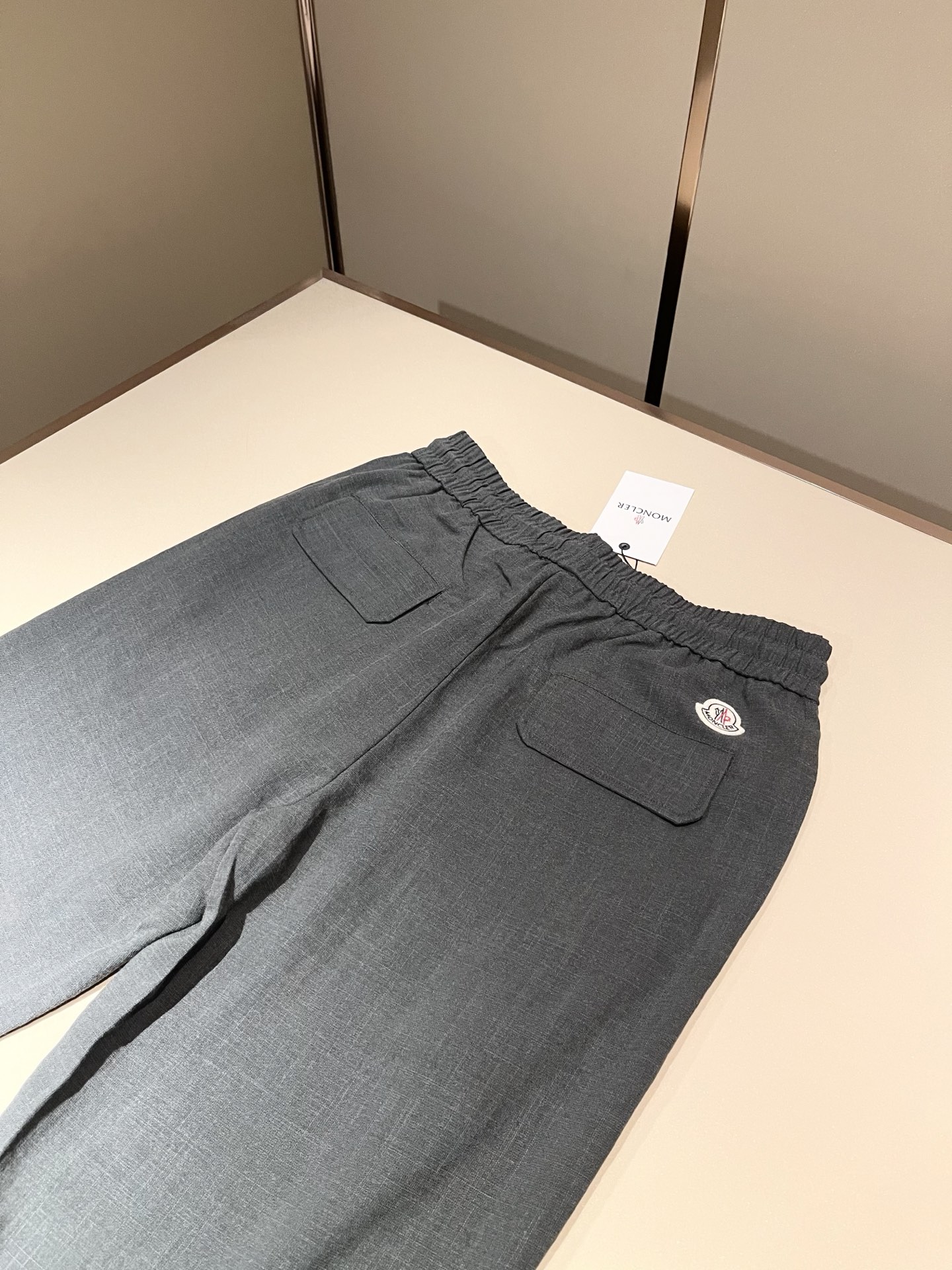 Moncl*r蒙*口2026春夏最新的贸易订单休闲裤！全品相！！腰身logo图案徽章设计！定制专属棉麻面
