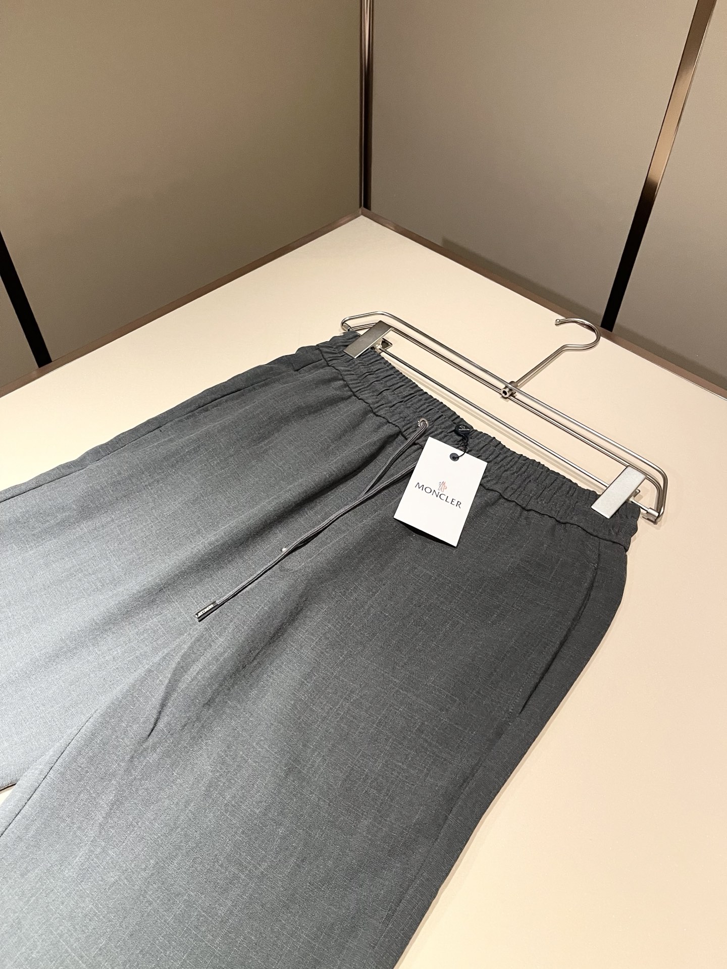 Moncl*r蒙*口2026春夏最新的贸易订单休闲裤！全品相！！腰身logo图案徽章设计！定制专属棉麻面