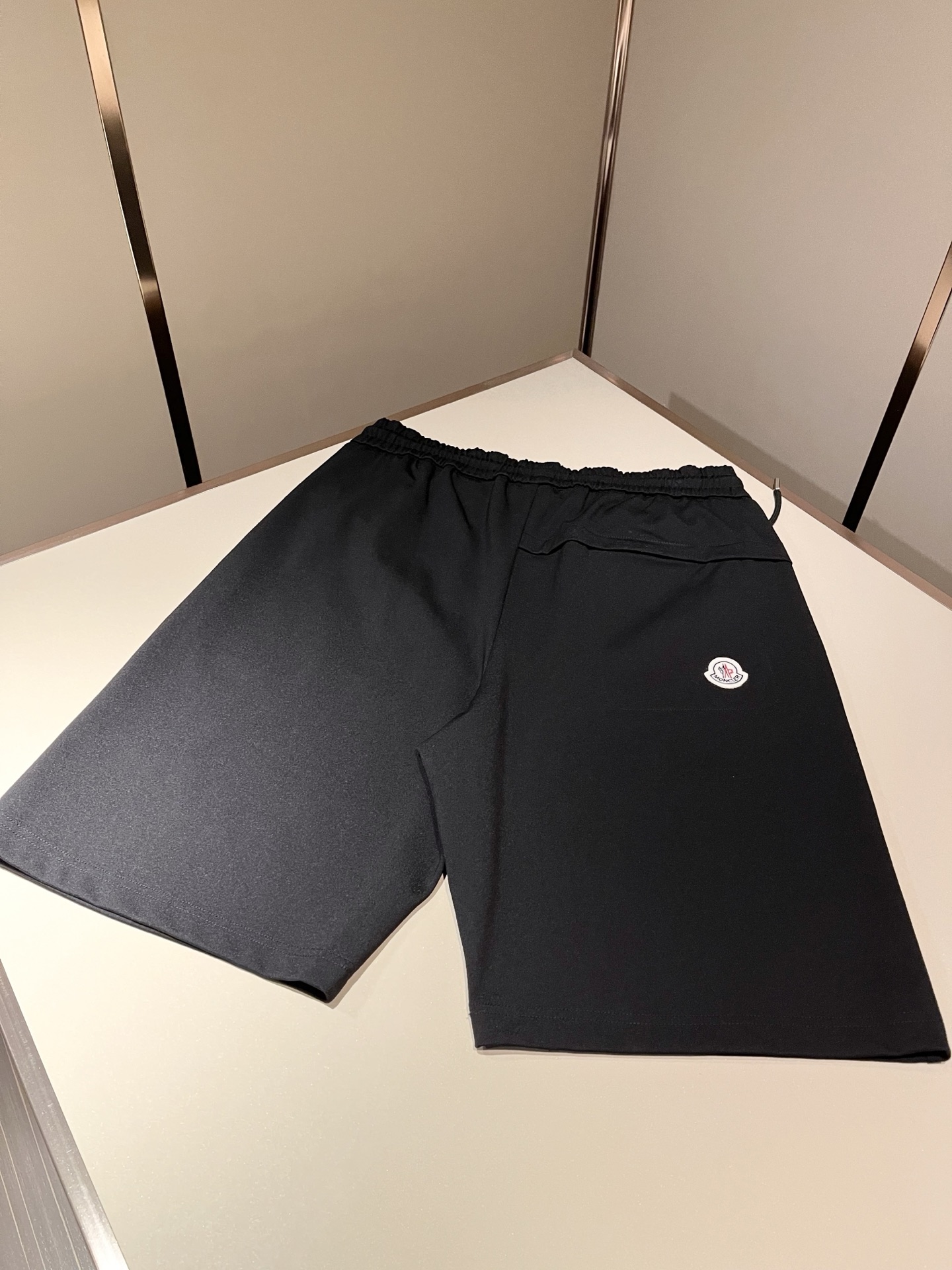 Moncl*r蒙*口2026春夏最新的贸易订单休闲短裤！全品相！！腰身logo图案徽章设计！定制专属面料