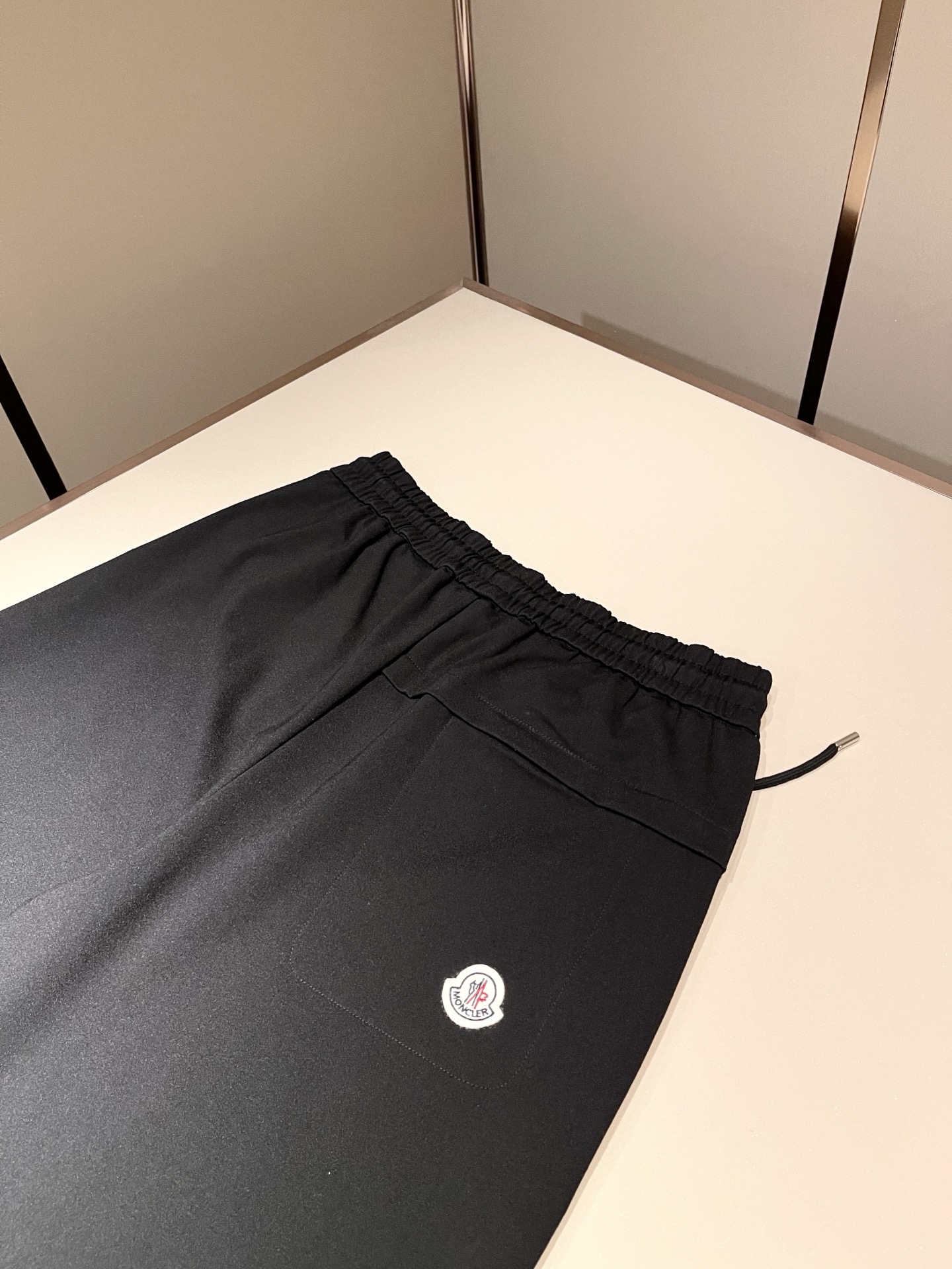 Moncl*r蒙*口2026春夏最新的贸易订单休闲短裤！全品相！！腰身logo图案徽章设计！定制专属面料