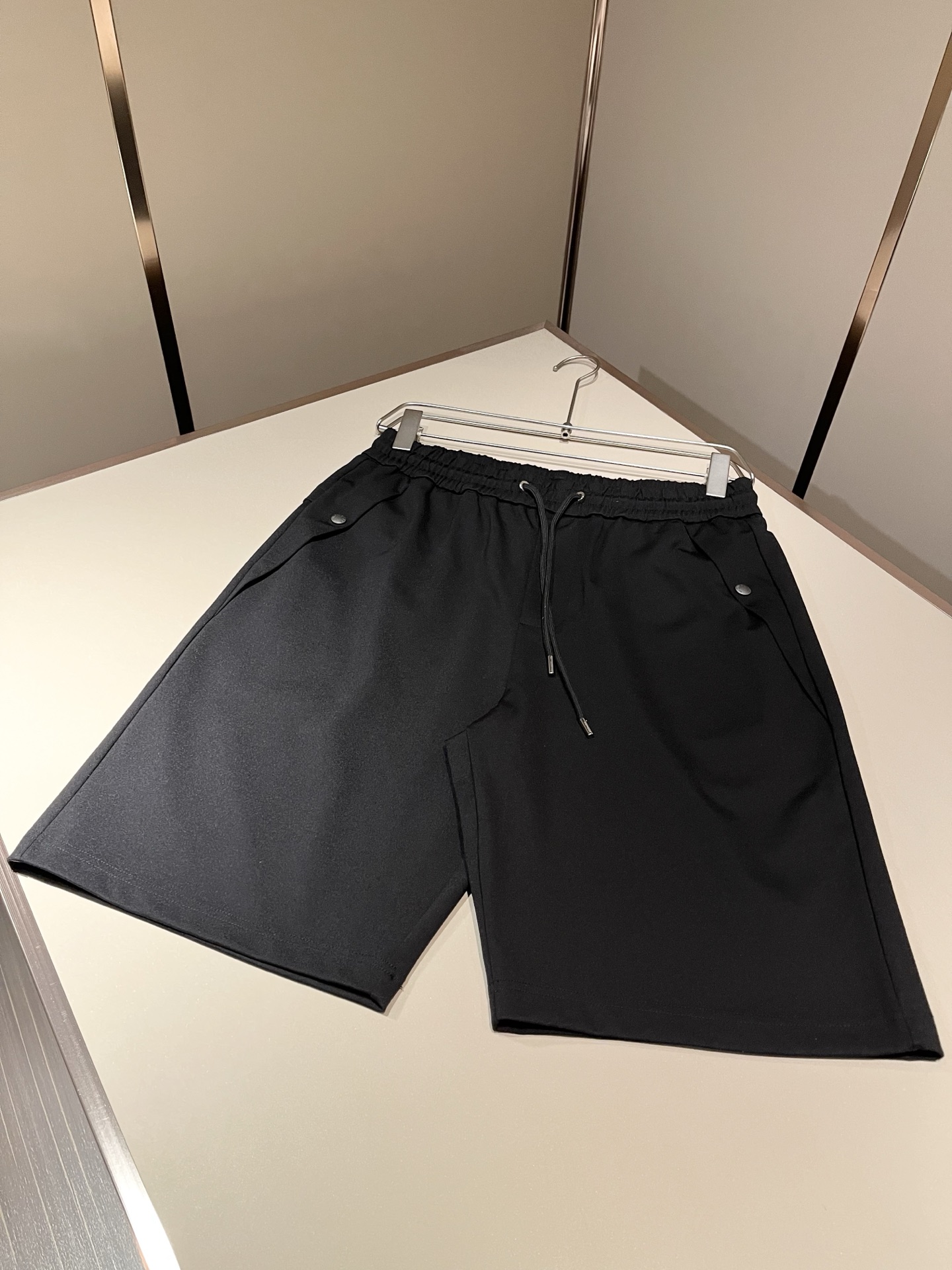 Moncl*r蒙*口2026春夏最新的贸易订单休闲短裤！全品相！！腰身logo图案徽章设计！定制专属面料