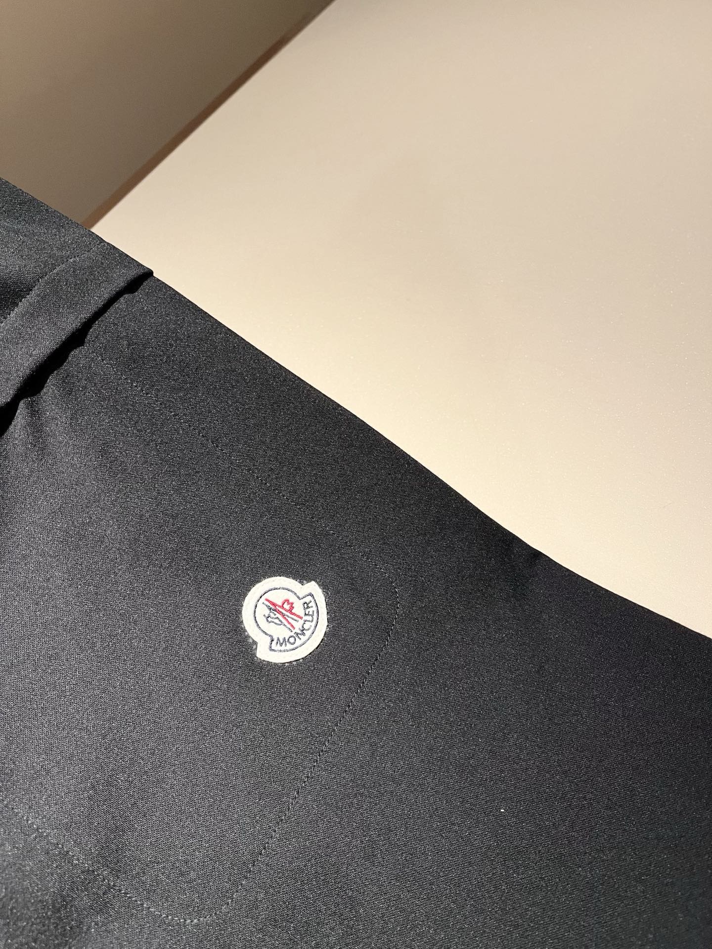 Moncl*r蒙*口2026春夏最新的贸易订单休闲短裤！全品相！！腰身logo图案徽章设计！定制专属面料