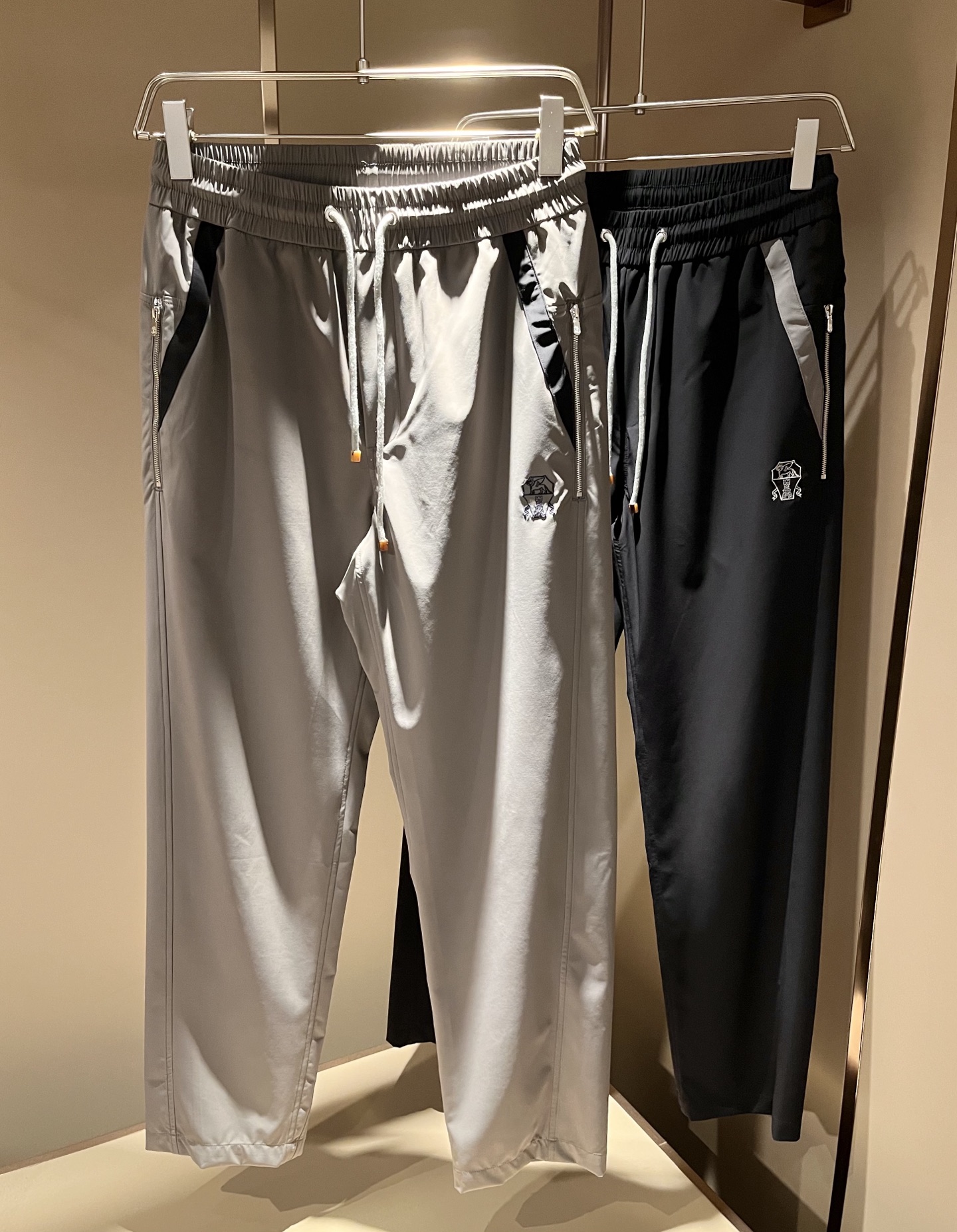 NO:836946,BC-Brunello Cucineli 2026 spring and summer new men's fashion high-end casual pants, Hong Kong channel goods, original Japanese factory production, pure blood quality, perfectly inherits the essence and genes of the BC family, from the main fabric to the detailed craftsmanship, all demonstrate the quality of the ingenuity, using multiple brand element logos to interpret, it is a soul-like identity display!  We provide customers with high-grade imported polyester fiber fabrics, very high-end and fashionable detailed craftsmanship, and the cotton and linen are made by specific antique looms. This element represents the identity and rank of the jeans, which is worth savoring!  It is invincible in terms of matching, interpreting the versatility in place, paying attention to the details, all the accessories are supplied by foreign merchants, the tailoring is fit and slim, and the upper body butt lifting effect is excellent. It is a styling item that can only be found but not sought after!  Size M-3XL,,brunello cucinelli,chanel,jeans,19860909BC-Brunello Cucineli 2026春夏新品男士时装款高端休闲裤,香港洋行渠道货,日本原厂出品,纯血统品质,完美延续了BC家的精髓与基因,从主体面料到细节工艺,无不彰显出品质的匠心所在,运用多个品牌元素标识来诠释,属于灵魂式的身份彰显！客供高级进口的聚酯纤维面料,非常高级且时髦的细节工艺,棉麻是由特定古董织布机完成,此元素代表着牛仔裤的身份及段位,非常值得细品悦人！在搭配上所向无敌,把百搭阐释到位,细节匠心考究,辅料皆为外商客供,剪裁合体修身,上身提臀效果绝佳,可遇而不可求的造型单品！尺码M-3XL,,brunello cucinelli,chanel,jeans,,Men's clothing