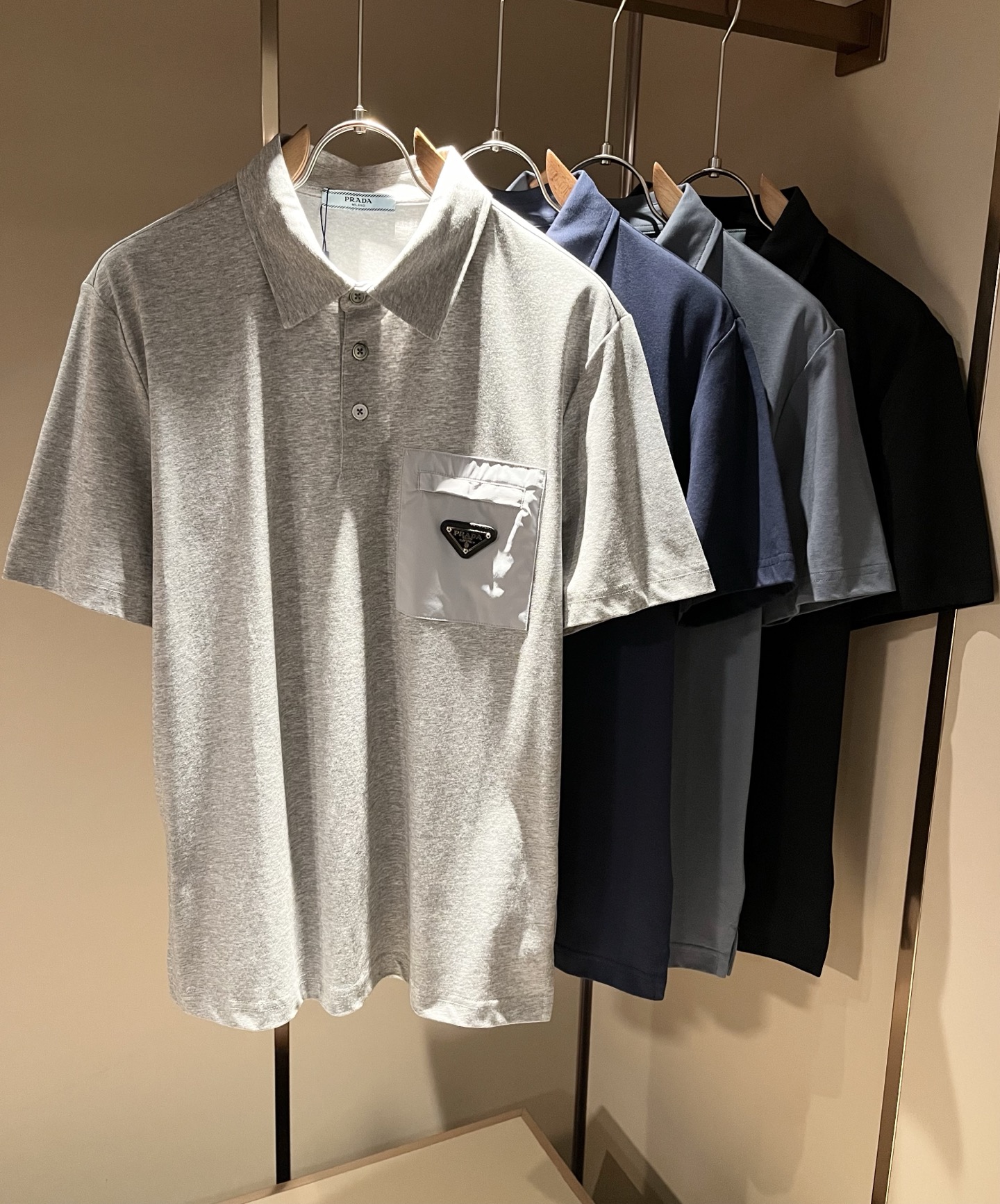 NO:836935,Prad*P*DA 2026 spring and summer new short-sleeved Polo shirt with classic elements, classic and elegant style, can be worn for ten years and still popular, you must collect a few pieces, rare and exquisite style, you must collect it!  A piece of good taste!  It is so important that no matter what season it is, it is 100% imported top quality pique cotton!  Fine weave!  solid!  Recognized as one of the best cottons in the world!  The feel and texture are perfect! The logo pattern badge design on the chest pocket!  Perfectly enriching everyone’s visual sense!  Make you feel clean and neat!  Fashionable and good-looking!  !  Wearing this short-sleeved shirt from Prada, you will know what the world is worth!  PRADA has always been the quality life pursued by European aristocrats and upper-class people. This simple casual and versatile T-shirt is a personal luxury item with fashionable colors. Luxurious materials and rigorous craftsmanship are the main tools for PRADA fans. The flat and stylish round neck, the version is warm and comfortable, easy to wear and match, with its own accent and handsomeness, it is truly a one-piece that conquers the world!  The brand's design details are very exquisite, and the upper body is light and stylish. You must buy the latest T-shirts every season. In the face of this kind of consumables, it directly saves you the trouble of dressing when going out. There are many letter T-shirts on the market, but this one is rare. The streamlined tailoring and light casual literary temperament give you a perfect look in spring. Anyone who pursues fashion may wish to try it!  Size M-3XL,,prada,prada,T-shirt,tees,t-shirt,19860909Prad*普*达 2026春夏季新款经典元素短袖Polo衫,经典大方的款式,可以穿十年都还是流行的那种,你一定要收藏几件,难得精致极致的款,你一定要收！好品味的一件！重要到哪个季节都绕不开它百分百进口顶级珠地棉！织法精细！结实！世界公认最好的棉之一！手感质感都极完美! 胸前口袋logo图案徽章设计！完美的丰富大家的视觉感！让你感觉干净利落！时尚又好看！！穿上普拉达的这款短袖,才知道什么是人间太值得！PRADA一直都是欧洲贵族和上流社会雅士追求的品质生活这款简易休闲百搭T恤更是穿出个人奢侈的单品色彩时尚 奢侈的材质和严谨的工艺是PRADA圈粉的主要利器平整有型的圆领,版型温暖舒适好穿又好搭,自带腔调和帅气,真正的一款打天下！品牌的设计细节十分考究,上身轻便有型,每季都要入手最新的T恤,面对这种消耗品,直接省了你出门穿搭的烦恼,市面上的字母T恤有很多,但这款还很难得一见了,信手拈来的流线剪裁,淡淡的休闲文艺气质,给足春日的排面,每个对时髦度有追求的你,都不妨上身一试！尺码M-3XL,,prada,prada,T-shirt,tees，t-shirt,,Men's clothing