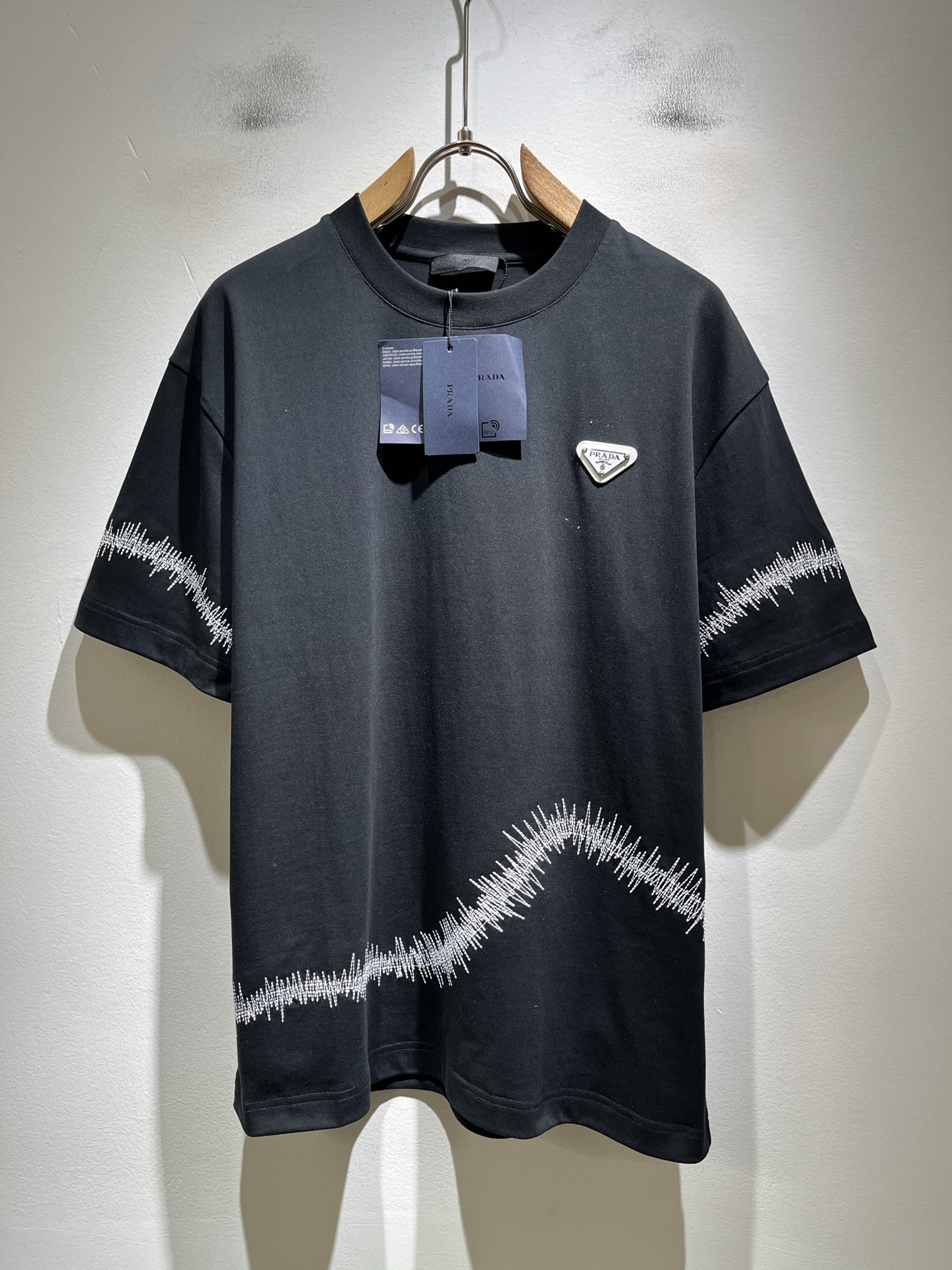 NO:836963,PRAD*A's new 2026 spring and summer short-sleeved T-shirts for men and women, the latest model is exclusively available on the entire network!  !  ~It is both classic and fashionable, who doesn’t love it? It shows the classic again, it is very eye-catching, and it has a low-luxury aura and recognition!  Pr*da's traditional brand concept and modern advanced technology are perfectly combined. Coupled with an extremely modern and simple design, Pr*da's exclusive logo pattern badge design!  Customized 100% imported pure cotton fabric!  The texture of this model is quite impressive. You can tell the specifications and grades at your fingertips. The level of finesse and breathability are top-notch!  Size S-2XL,,prada,T-shirt,tees,t-shirt,19860909PRAD*A普*达2026春夏新款男女同款短袖T恤,最新款全网独家首上！！~既经典有时尚百搭,谁不爱啊,将经典再次展现,非常的耐看,自带低奢光环与辨识度！Pr*da传统的品牌理念和现代化的先进技术进行了完美结合.加上极其现代摩登风范的简约设计,p家专属logo图案徽章设计！定制百分百进口纯棉面料！此款的质感相当感人 触手便知规格档次 细腻程度与透气效果堪称顶级！尺码S-2XL,,prada,T-shirt,tees，t-shirt,,Men's clothing
