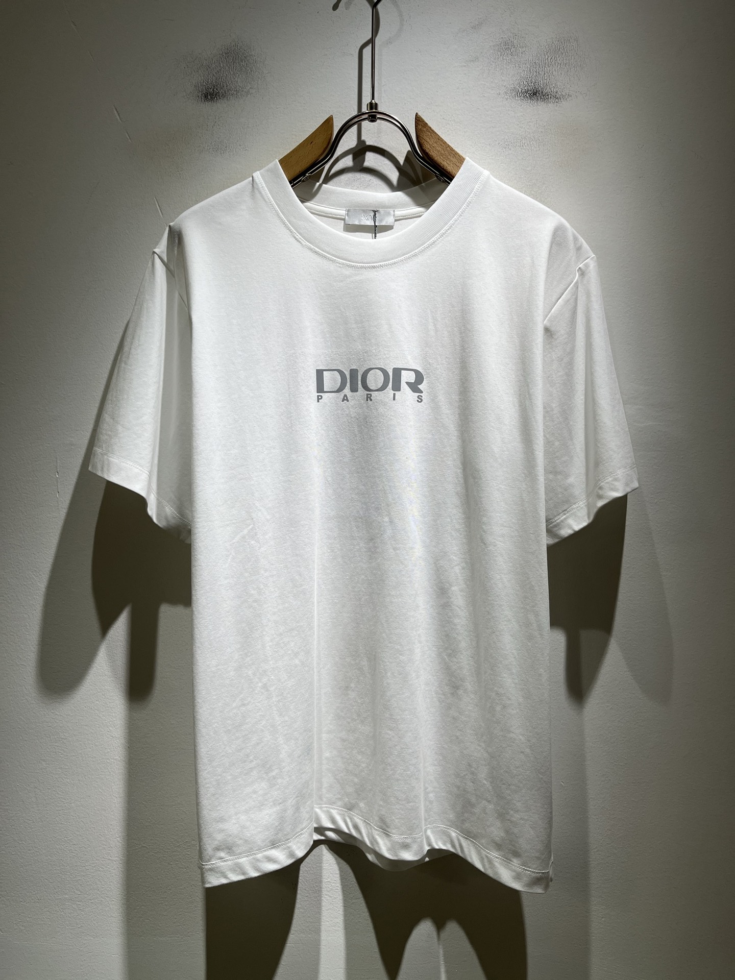 NO:836981,Dio*Dijia's new 2026 spring and summer short-sleeved T-shirts for men and women are on sale simultaneously at counters!  Customized exclusive 260g pure cotton fabric, customized original craft thread, and chest logo pattern printing craft design!  Simple and elegant, easy to match and versatile, extremely high-grade, perfectly integrated into fashion and style, it is a top-notch fashionable style that is perfect for outer wear!  The whole thing gives people a natural feeling!  The ultimate classic versatile short-sleeved T-shirt, designed with the latest three-dimensional letter logo elements!  The ultimate heavy work, the ultimate perfection!  Fans who pursue high quality should rush to buy it by themselves, and we sincerely invite all fans who know the goods to appreciate this model together!  !  Color Black White Size M-3XL,,dior,dior,T-shirt,tees,t-shirt,19860909Dio*迪家 2026春夏新款男女同款短袖T恤,专柜同步发售！定制专属260克纯棉面料,定制原版工艺螺纹,胸前logo图案印花工艺设计！简约大方,从容百搭,档次极高,完美融入时尚还有风情感一款完美符合外穿的顶尖时髦气质款！整体给人浑然天成的感觉！极致经典的百搭型短袖T恤,采用最新的立体字母logo元素设计！极致的重工极致的完美！追求高品质的粉丝们请自行抢购,诚邀所有识货的粉丝一同鉴赏此款！！颜色黑色 白色 尺码M-3XL,,dior,dior,T-shirt,tees，t-shirt,,Men's clothing