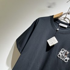 LOE*WE罗*威 2026春夏新款男女同款👫短袖T恤,意大利原厂订单渠道,极具个性高级风,标志logo LOE*WE罗*威 2026春夏新款男女同款👫短袖T恤,意大利原厂订单渠道,极具个性高级风,标志logo