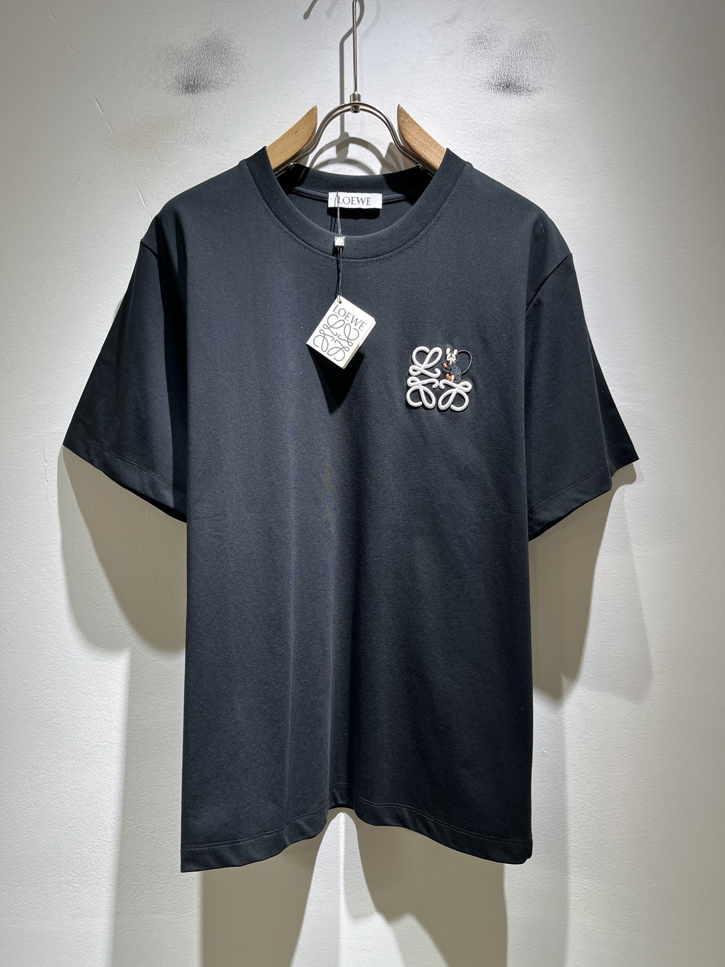 NO:836959,LOE*WE 2026 spring and summer new short-sleeved T-shirt for men and women, Italian original order channel, highly personalized and high-end style, logo pattern embroidery design!  Pure cotton short-sleeved T-shirt for couples!  !  The latest popular fashion product has arrived. It is a simple and high-end fashion item. It is a fashion product with very high-end charm and is a must-have item for fashion trends!  Italian original factory channel, special supply level order, released simultaneously by Hong Kong, Macao and Taiwan buyer stores. This model is also the latest popular product of Loewe family this year, and it is also the most classic product. Its specifications and quality are beyond doubt!  !  The selection is extremely diverse. It goes without saying that this style has that fresh and natural feeling, which highlights the brand's charm and high-end sense. The texture of this style is very good, and the weight and color that can be felt by hand are even better on the skin. It is a full wearing enjoyment!  !  Size: M-3XL,,loewe,loewe,T-shirt,tees,t-shirt,19860909LOE*WE罗*威 2026春夏新款男女同款短袖T恤,意大利原厂订单渠道,极具个性高级风,标志logo图案刺绣工艺设计！情侣款纯棉短袖T恤！！最新时尚潮流人气产物驾到,又是一款简约高级的时尚单品,穿搭魅力十分高级不俗的时尚产物 ,时尚潮流必备单品！意大利原厂渠道,特供级别订单,同步港澳台买手店发布,此款也是罗意威家今年的最新人气产物,也是最经典的产物,其规格跟档次更是毋庸置疑！！ 选择极具多样化,言而喻此款自然具备那种清新自然的感觉,彰显品牌魅力与高级感,此款的质感十分的到位,用手可以感知的重磅跟出彩亲肤程度更是上佳,十足的穿着享受！！尺码: M-3XL,,loewe,loewe,T-shirt,tees，t-shirt,,Men's clothing