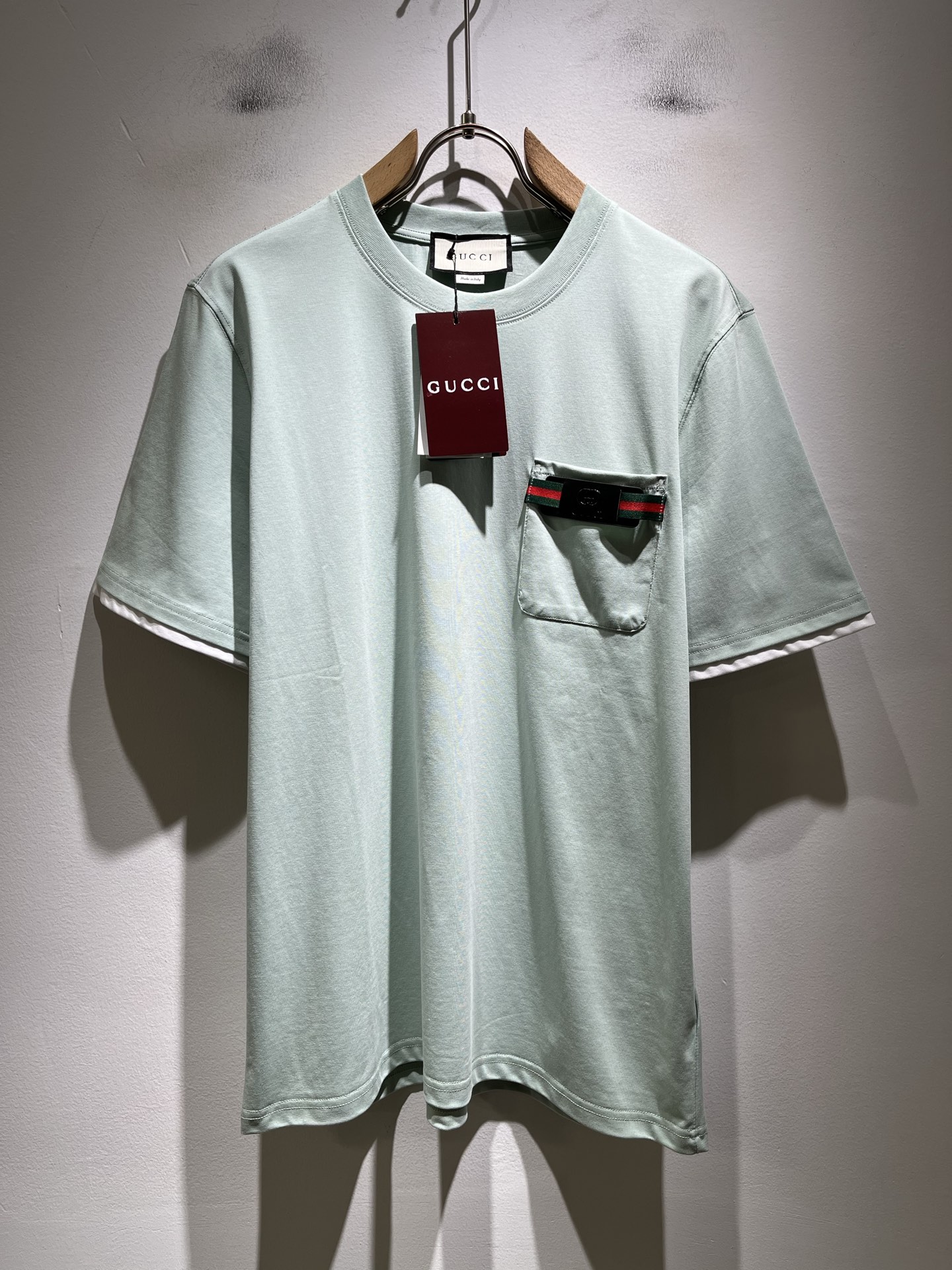 NO:836973,Gucc*Gujia 2026 spring and summer new casual loose cotton round neck short-sleeved T-shirt for gay couples!  Trading company channels are rare and available on the official website simultaneously!  The latest 2026 spring and summer series, classic fashion design elements, inject full vitality into the new series. This T-shirt is made of carefully selected imported cotton fabrics supplied by customers. The fabric feels skin-friendly, soft and delicate, and has a logo badge design on the body!  It has an extremely comfortable and breathable wearing experience. The whole piece is very eye-catching and fashionable, and is deeply loved by young people today!  Basic loose round neck cut, unisex style regardless of age and gender, suitable for matching all styles and looks you need in daily life!  It is recommended to wear couple outfits when going out on the street, it will be more eye-catching!  Size M-3XL,,gucci,gucci,T-shirt,tees,t-shirt,19860909Gucc*古家 2026春夏新款男女同情侣款休闲宽松棉质圆领短袖T恤衫！贸易公司渠道稀出,同步官网发售 ！ 2026春夏最新系列,经典时尚设计元素,为全新系列注入满满活力,这款T恤衫用心甄选客供进口棉面料制成,面料手感亲肤柔软细腻,衣身log徽章设计！拥有着无比舒适透气性的穿着体验,整件单品极具吸睛度与时尚感,深受当下年轻人的喜爱！基础宽松的圆领版型裁剪,不分年龄与性别的中性款式,适合搭配你日常所需的所有风格与造型！建议搭配情侣装出街会更为养眼出色！尺码M-3XL,,gucci,gucci,T-shirt,tees，t-shirt,,Men's clothing