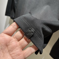 布里奥尼 Brioni 2026春夏男士最新的贸易订单长袖T恤,全品相!!网红款!下摆采用logo图案皮 布里奥尼 Brioni 2026春夏男士最新的贸易订单长袖T恤,全品相!!网红款!下摆采用logo图案皮