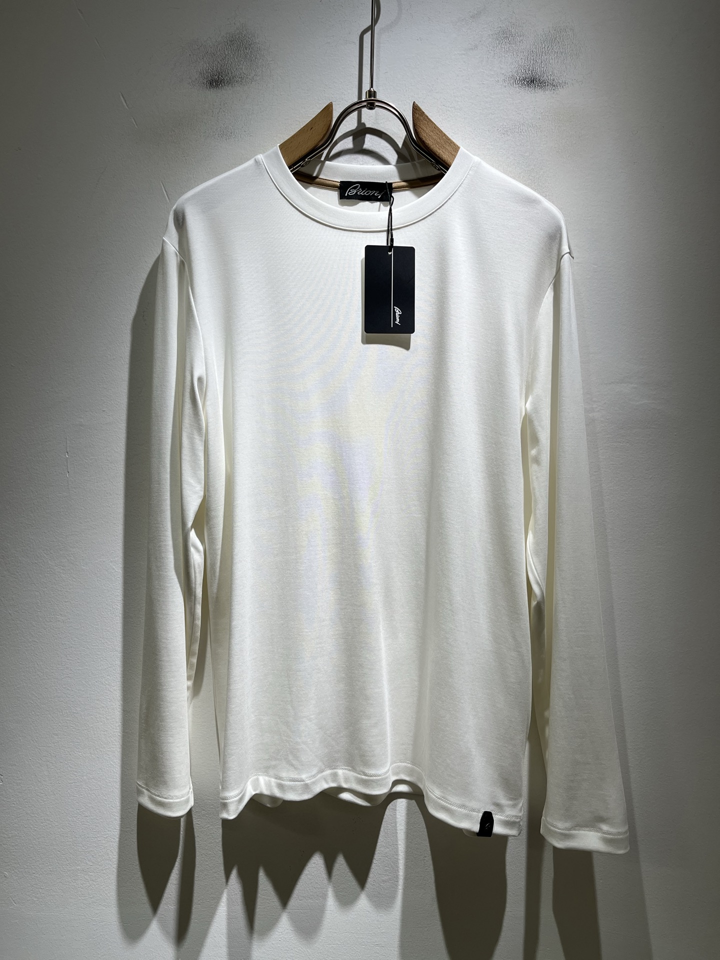 NO:836977,Brioni 2026 spring and summer men's latest trade order long-sleeved T-shirt, in full condition!  !  Internet celebrity model!  The hem is designed with logo pattern leather!  The upper body is comfortable and breathable, not stiff, and has a rich three-dimensional feel overall. Quality export orders, customized exclusive fabric tailoring, meet the simple needs of commuters for dressing. The upper body effect is very good, slimming, and not picky about the figure. The fabric workmanship... is impeccable. Only good craftsmanship and good fabrics can make you wear a good taste. It is a must-have item for everyone!  Size M-4XL,,tees,t-shirt,19860909布里奥尼 Brioni 2026春夏男士最新的贸易订单长袖T恤,全品相！！网红款！下摆采用logo图案皮革设计！上身舒适透气,不僵硬,整体有着丰富的立体感,品质出口订单,定制专属面料剪裁,满足通勤人们对于着装的简约需求,上身效果很好,显瘦,不挑剔身材.面料做工....无可挑剔,好工艺好面料才能穿出好品味一款,人手必备单品！尺码M-4XL,,tees，t-shirt,,Men's clothing