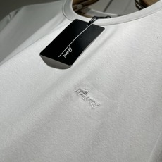 布里奥尼 Brioni 2026春夏男士最新的贸易订单短袖T恤,全品相!!网红款!采用logo图案刺绣设 布里奥尼 Brioni 2026春夏男士最新的贸易订单短袖T恤,全品相!!网红款!采用logo图案刺绣设