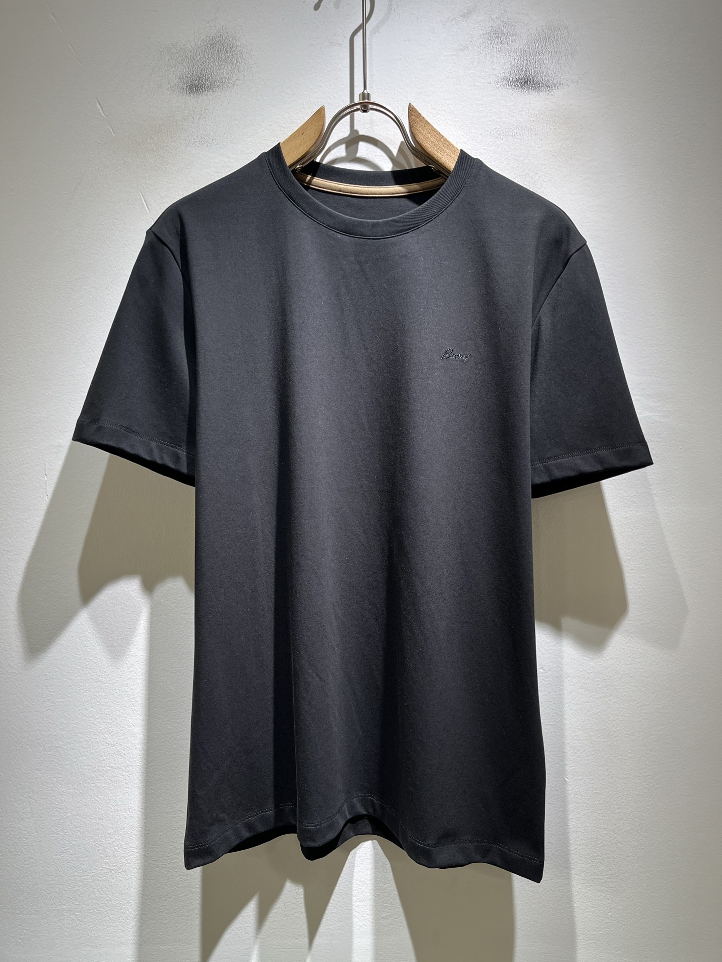 NO:836968,Brioni 2026 spring and summer men's latest trade order short-sleeved T-shirt, in full condition!  !  Internet celebrity model!  Designed with logo embroidery!  The upper body is comfortable and breathable, not stiff, and has a rich three-dimensional feel overall. Quality export orders, customized exclusive fabric tailoring, meet the simple needs of commuters for dressing. The upper body effect is very good, slimming, and not picky about the figure. The fabric workmanship... is impeccable. Only good craftsmanship and good fabrics can make you wear a good taste. It is a must-have item for everyone!  Size M-4XL,,T-shirt,tees,t-shirt,19860909布里奥尼 Brioni 2026春夏男士最新的贸易订单短袖T恤,全品相！！网红款！采用logo图案刺绣设计！上身舒适透气,不僵硬,整体有着丰富的立体感,品质出口订单,定制专属面料剪裁,满足通勤人们对于着装的简约需求,上身效果很好,显瘦,不挑剔身材.面料做工....无可挑剔,好工艺好面料才能穿出好品味一款,人手必备单品！尺码M-4XL,,T-shirt,tees，t-shirt,,Men's clothing