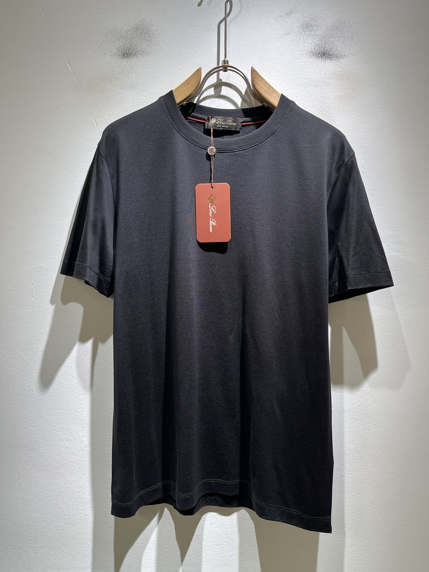 NO:841023,Loro Piana 2026 spring and summer men's latest trade order short-sleeved T-shirts, all in good condition!  !  Designed with logo embroidery!  Customized pure cotton fabric!  The upper body is comfortable and breathable, not stiff, and the overall body has a rich three-dimensional feel. It is a quality export order and is customized with exclusive pure cotton fabric tailoring to meet the simple needs of commuters. The upper body effect is very good, slimming, and not picky about the figure. The fabric workmanship... is impeccable. Only good craftsmanship and good fabrics can make you wear a good taste. It is a must-have item for everyone!  Size M-4XL,,loro piana,T-shirt,tees,t-shirt,19860909Loro Piana诺悠翩雅 2026春夏男士最新的贸易订单短袖T恤,全品相！！采用logo图案刺绣设计！定制纯棉面料！上身舒适透气,不僵硬,整体有着丰富的立体感,品质出口订单,定制专属纯棉面料剪裁,满足通勤人们对于着装的简约需求,上身效果很好,显瘦,不挑剔身材.面料做工....无可挑剔,好工艺好面料才能穿出好品味一款,人手必备单品！尺码M-4XL,,loro piana,T-shirt,tees，t-shirt,,Men's clothing