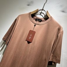 Loro Piana诺悠翩雅 2026春夏男士最新的贸易订单短袖T恤,全品相!!采用logo图案刺绣设计 Loro Piana诺悠翩雅 2026春夏男士最新的贸易订单短袖T恤,全品相!!采用logo图案刺绣设计