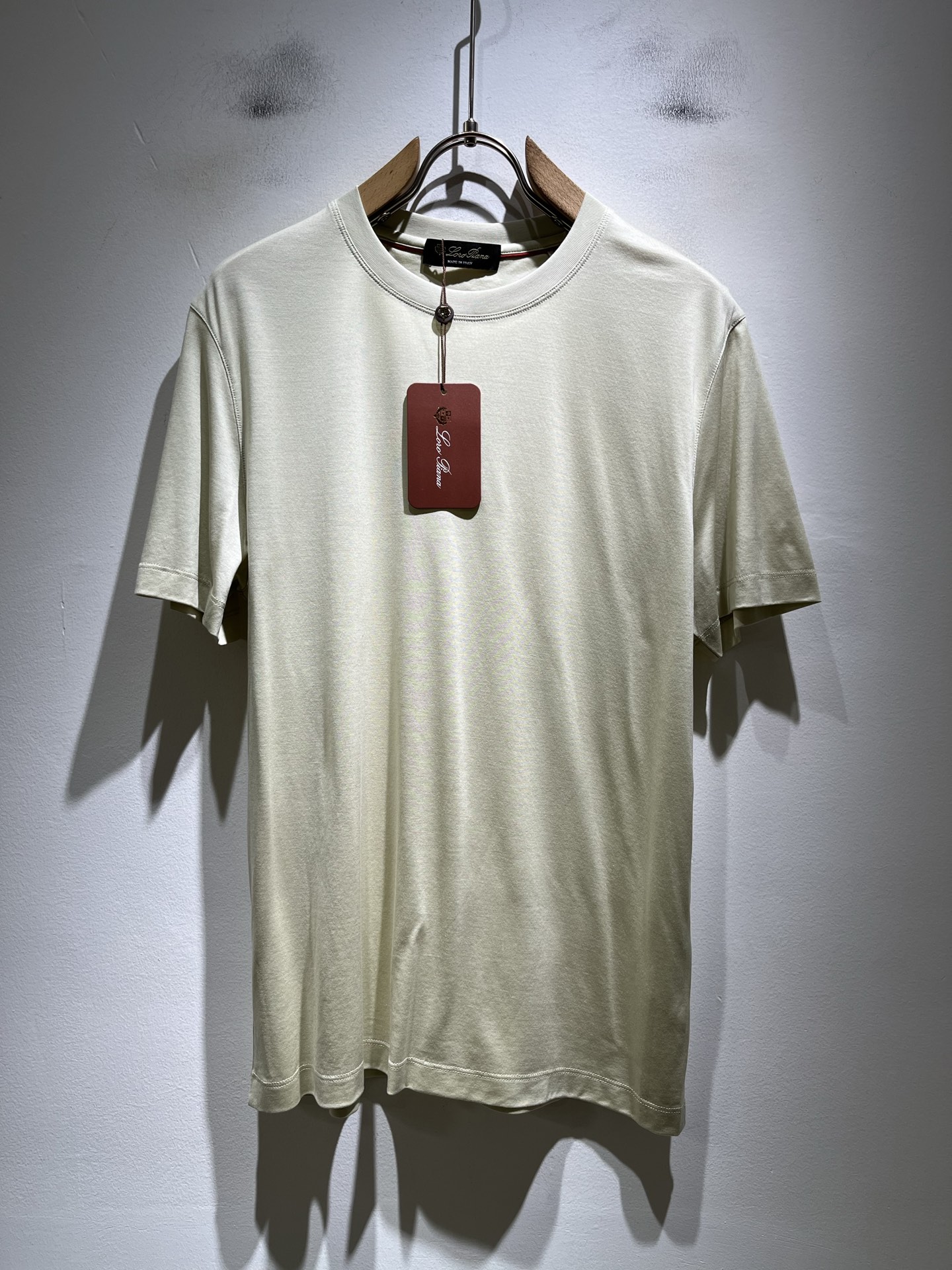 NO:838540,Loro Piana 2026 spring and summer men's latest trade order short-sleeved T-shirts, all in good condition!  !  Designed with logo embroidery!  Customized pure cotton fabric!  The upper body is comfortable and breathable, not stiff, and the overall body has a rich three-dimensional feel. It is a quality export order and is customized with exclusive pure cotton fabric tailoring to meet the simple needs of commuters. The upper body effect is very good, slimming, and not picky about the figure. The fabric workmanship... is impeccable. Only good craftsmanship and good fabrics can make you wear a good taste. It is a must-have item for everyone!  Size M-4XL,,loro piana,T-shirt,tees,t-shirt,19860909Loro Piana诺悠翩雅 2026春夏男士最新的贸易订单短袖T恤,全品相！！采用logo图案刺绣设计！定制纯棉面料！上身舒适透气,不僵硬,整体有着丰富的立体感,品质出口订单,定制专属纯棉面料剪裁,满足通勤人们对于着装的简约需求,上身效果很好,显瘦,不挑剔身材.面料做工....无可挑剔,好工艺好面料才能穿出好品味一款,人手必备单品！尺码M-4XL,,loro piana,T-shirt,tees，t-shirt,,Men's clothing