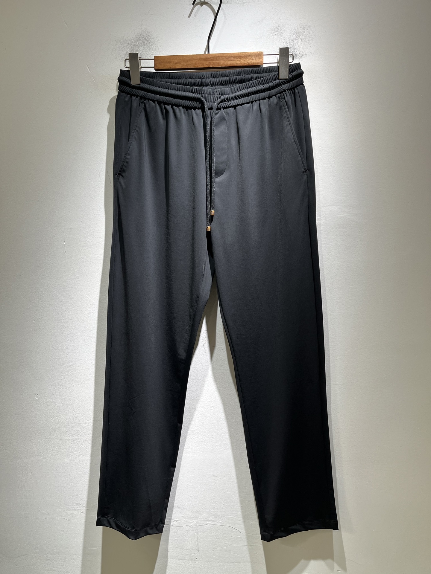 NO:836953,BC-Brunello Cucineli 2026 spring and summer new men's fashion high-end casual pants, Hong Kong channel goods, original Japanese factory production, pure blood quality, perfectly inherits the essence and genes of the BC family, from the main fabric to the detailed craftsmanship, all demonstrate the quality of the ingenuity, using multiple brand element logos to interpret, it is a soul-like identity display!  The high-grade imported polyester fiber fabric provided by the customer, the very high-end and fashionable detailed craftsmanship, is completed by a specific antique loom. This element represents the identity and rank of the jeans, which is worth savoring!  It is invincible in terms of matching, interpreting the versatility in place, paying attention to the details, all the accessories are supplied by foreign merchants, the tailoring is fit and slim, and the upper body butt lifting effect is excellent. It is a styling item that can only be found but not sought after!  Size M-3XL,,brunello cucinelli,chanel,jeans,19860909BC-Brunello Cucineli 2026春夏新品男士时装款高端休闲裤,香港洋行渠道货,日本原厂出品,纯血统品质,完美延续了BC家的精髓与基因,从主体面料到细节工艺,无不彰显出品质的匠心所在,运用多个品牌元素标识来诠释,属于灵魂式的身份彰显！客供高级进口的聚酯纤维面料,非常高级且时髦的细节工艺,是由特定古董织布机完成,此元素代表着牛仔裤的身份及段位,非常值得细品悦人！在搭配上所向无敌,把百搭阐释到位,细节匠心考究,辅料皆为外商客供,剪裁合体修身,上身提臀效果绝佳,可遇而不可求的造型单品！尺码M-3XL,,brunello cucinelli,chanel,jeans,,Men's clothing