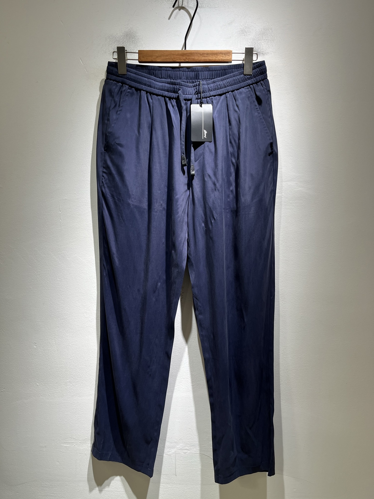 NO:836941,Brioni 2026 spring and summer new men's fashion high-end casual pants, Hong Kong foreign company channel products, original Japanese factory production, pure blood quality, perfect continuation of the essence and genes, from the main fabric to the detailed craftsmanship, all demonstrate the quality of the ingenuity, using multiple brand elements to interpret, it is a soul-like identity display!  The high-grade imported ammonia silk fabric provided by the customer, the very high-end and fashionable detailed craftsmanship, is completed by a specific antique loom. This element represents the identity and rank of the jeans, which is worth savoring!  It is invincible in terms of matching, interpreting the versatility in place, paying attention to the details, all the accessories are supplied by foreign merchants, the tailoring is fit and slim, and the upper body butt lifting effect is excellent. It is a styling item that can only be found but not sought after!  Size M-4XL,,jeans,19860909布里奥尼 Brioni 2026春夏新品男士时装款高端休闲裤,香港洋行渠道货,日本原厂出品,纯血统品质,完美延续了精髓与基因,从主体面料到细节工艺,无不彰显出品质的匠心所在,运用多个品牌元素标识来诠释,属于灵魂式的身份彰显！客供高级进口的酮氨丝面料,非常高级且时髦的细节工艺,是由特定古董织布机完成,此元素代表着牛仔裤的身份及段位,非常值得细品悦人！在搭配上所向无敌,把百搭阐释到位,细节匠心考究,辅料皆为外商客供,剪裁合体修身,上身提臀效果绝佳,可遇而不可求的造型单品！尺码M-4XL,,jeans,,Men's clothing