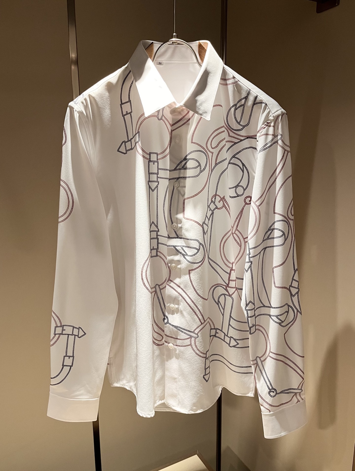 NO:841003,HERM*S 2026 spring and summer high-end fashion long-sleeved shirt, order from overseas trading company channels!  On sale at Shanghai Henglong store!  High-end, simple, very sophisticated in terms of craftsmanship and materials, the pursuit of quality is very rigorous and demanding, and every detail is used to prove its brand image!  The typical essence of the H family, a very representative logo printing design!  Perfectly interpret the brand image of H family and construct a brand LOGO printing design!  The fabric has been perfectly transformed and sublimated, and the original imported poplin cotton material is customized!  It is recognized as a universal and versatile color that can withstand the test of any season!  Well cut, clean, crisp and neat!  Size 38-42,,hermes,19860909HERM*S爱*仕 2026春夏高端时尚长袖衬衣,海外贸易公司渠道订单 ！上海恒隆店在售！高级、简约,工艺和用料方面都颇为考究,对于品质的追求非常严谨和苛刻,用每一个细节来力证自身品牌形象！H家的典型精髓,极具代表性标识印花设计！将H家的品牌形象完美阐释出来,构建出品牌LOGO印花设计！面料得到完美蜕变和升华,定制原版进口府绸棉材质！公认的万能百搭色号,经得住任何季节的考验配色！剪裁精良,干净清爽且利落！尺码38-42,,hermes,,Men's clothing