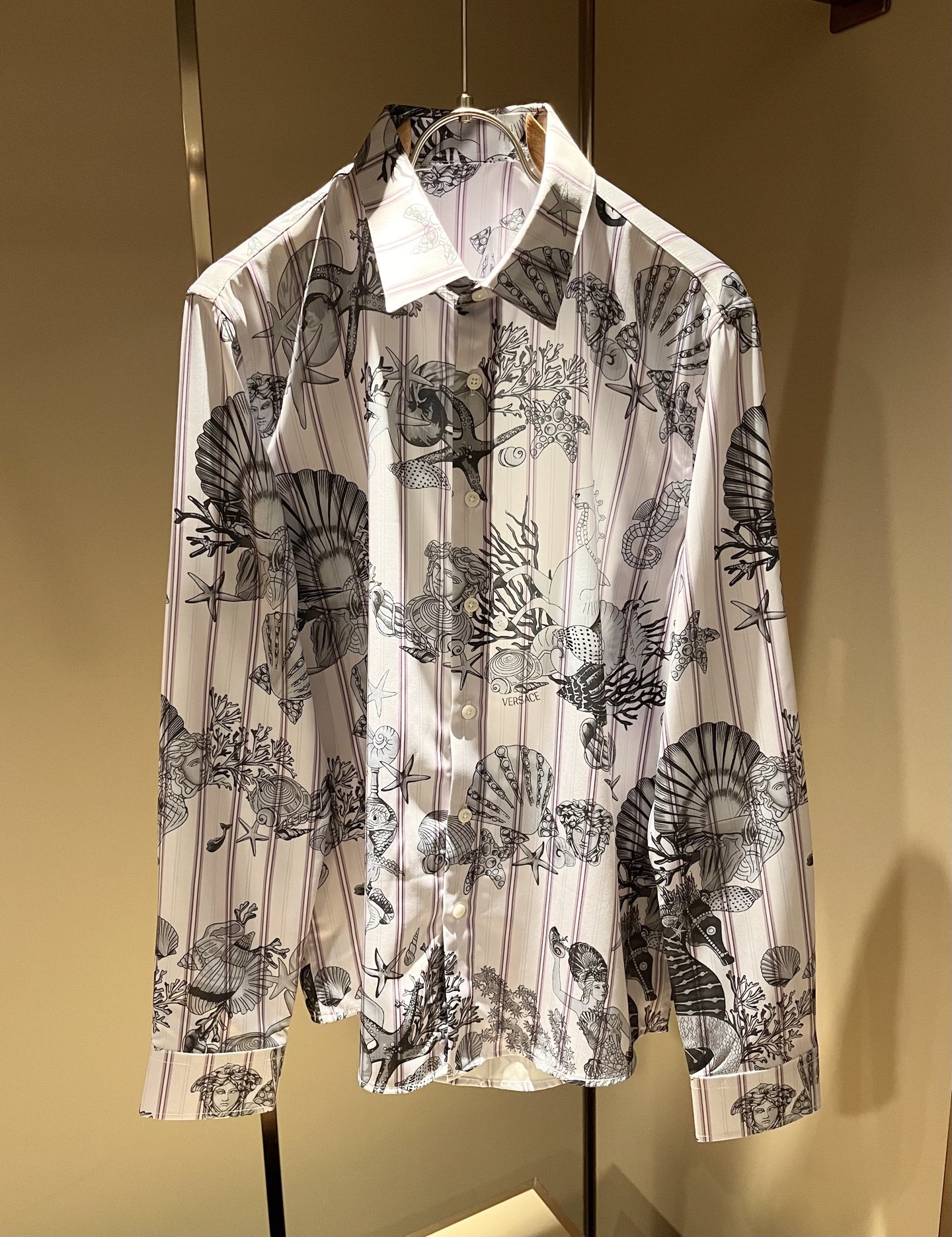 NO:838490,VERS*CE/Fan*zhe 2026 spring and summer new original long-sleeved shirt, VERS*CE/Fan*zhe trading company channel product value recommendation, the panoramic printed letter logo pattern decoration is extremely exquisite and highlights the gradient effect!  It is made with heavy craftsmanship and has a strong three-dimensional effect. It can only be made with advanced German equipment, highlighting the visually invincible shocking luxury. The craftsmanship level is extremely high and the craftsmanship is very important!  The imported poplin cotton fabric provided by the customer has excellent skin-friendliness, the details are perfect and impeccable, the upper body effect is very good, very eye-catching, and the rate of return is undoubted. It is an excellent item to improve the vision in the wardrobe, whether it is worn inside or alone, it is very handsome. Size 38-42, versace,19860909VERS*CE/范*哲 2026春夏新品原单长袖衬衣,VERS*CE/范*哲 贸易公司渠道 产品 值的推荐 ,全景印花字母logo图案装饰极为精致凸显渐变效果！重磅工艺打造,立体感极强,唯有德国先进设备方能制作,凸显了视觉无敌的震撼奢华,工艺水准极高,非常重工匠心！客供进口府绸棉面料,亲肤性绝佳,细节极致完美,无可挑剔,上身效果非常出色,非常招眼吸睛,回头率毋庸置疑,衣橱里改良视觉的绝佳单品,无论内搭还是单穿都爆帅十足.尺码38-42,,versace,,Men's clothing