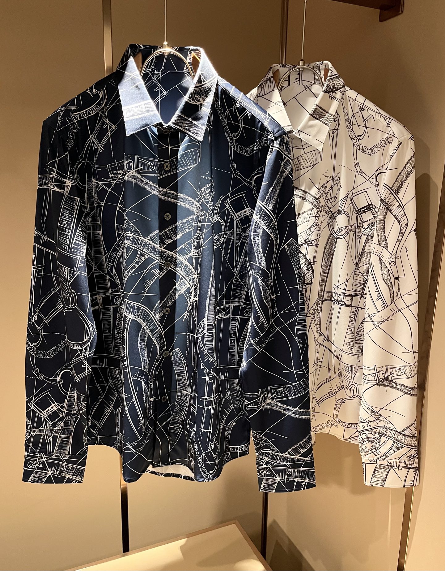 NO:836907,HERM*S 2026 spring and summer high-end fashion long-sleeved shirt, order from overseas trading company channels!  On sale at Shanghai Henglong store!  High-end, simple, very sophisticated in terms of craftsmanship and materials, the pursuit of quality is very rigorous and demanding, and every detail is used to prove its brand image!  The typical essence of the H family, a very representative logo printing design!  Perfectly interpret the brand image of H family and construct a brand LOGO printing design!  The fabric has been perfectly transformed and sublimated, and the original imported poplin cotton material is customized!  It is recognized as a universal and versatile color that can withstand the test of any season!  Well cut, clean, crisp and neat!  Size 38-42,,hermes,19860909HERM*S爱*仕 2026春夏高端时尚长袖衬衣,海外贸易公司渠道订单 ！上海恒隆店在售！高级、简约,工艺和用料方面都颇为考究,对于品质的追求非常严谨和苛刻,用每一个细节来力证自身品牌形象！H家的典型精髓,极具代表性标识印花设计！将H家的品牌形象完美阐释出来,构建出品牌LOGO印花设计！面料得到完美蜕变和升华,定制原版进口府绸棉材质！公认的万能百搭色号,经得住任何季节的考验配色！剪裁精良,干净清爽且利落！尺码38-42,,hermes,,Men's clothing