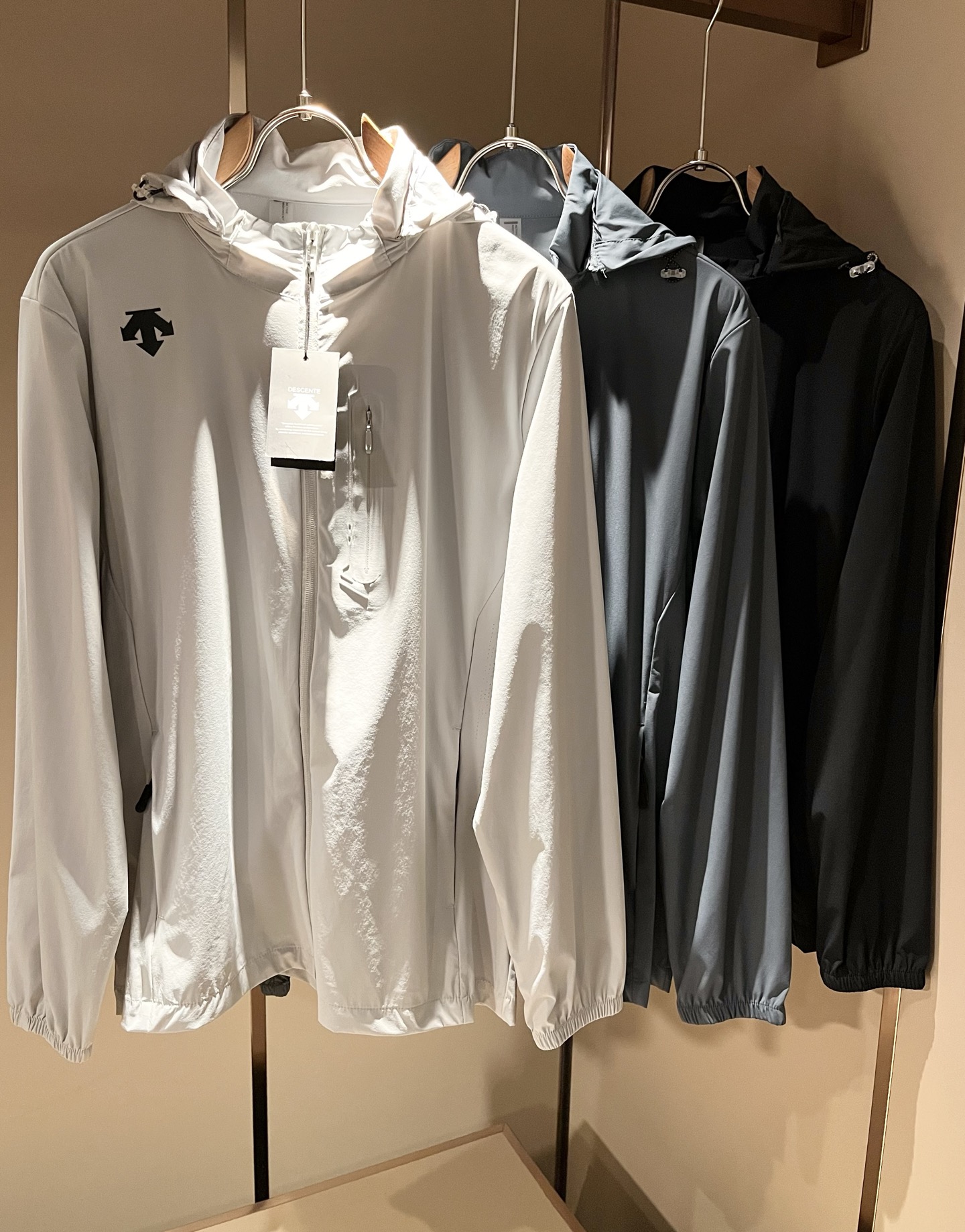 NO:836917,DESCENTE 2026 new spring and summer sun protection jacket for men and women, a professional sports brand that has been proud since 1935. For more than 80 years, it has always adhered to the spirit of 'Design That Moves' to drive sports with design, integrating innovative technology with design aesthetics, and creating high-quality sports equipment in many professional fields such as skiing, golf, and triathlon!  The latest design elements of the brand!  In addition to its considerable attainments in style design, the most obvious or best thing is that it has deeper unique insights and attainments in fabrics. Through continuous structural research and problem solving, it is characterized by unique research on fabrics. These alone are enough to support it to become one of the leading new logo brand images in the clothing manufacturing industry. This model is made of quick-drying fabric!  Through precision workmanship, the hand feels smooth and soft, and it has both natural beauty and comfort. The large body shape is simple and clean, and the fabric shows a different hazy structural beauty. It is exclusively customized by opening a mold. The fabric tests the skills of the workers and can be smooth and compliant without wrinkles!  Logo pattern laminated design on the body!  It really tests the handicrafts of each master!  It makes the whole thing clean and neat, without leaving a trace of thread. Nowadays, the neutrality that is pursued in life is also more refined in life!  Size M-3XL,,jackets & coats,jackets & coats,19860909迪桑特DESCENTE 2026春夏新款男女同款防晒服夹克外套,自1935年荣耀至今的专业运动品牌.80余年来,始终坚持“Design That Moves” 以设计驱动运动的精神,将创新科技与设计美学相融合,在滑雪、高尔夫、铁人三项等多个专业领域,打造高品质的运动装备！品牌最新设计元素！除了在款式设计上颇有造诣之外,最明显或者说最为拿手的,应该就是在面料上的拥有更深独特见解跟造诣了.通过不断地结构研究和问题处理,在以面料独特研究为特征,仅凭这些就已经足以支撑其成为服装制造行业中,首屈可数的新标志品牌形象.此款采用速干面料材质！通过精工手感细滑柔软,同时兼具自然美感跟舒适度.大身上版型裁剪简洁干净,面料上显现出了不一样朦胧的结构性美感来.独家开模定制而成,面料及其考验工人的技术,能做到平整服帖又不起皱！衣身logo图案压胶设计！真的是很考验每位师傅的手工制作！使得整体干净利索,不留一丝线头.现在对于生活有所追求的中性也在生活中更为精致！尺码M-3XL,,jackets & coats,jackets & coats,,Men's clothing