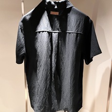 Loro Piana诺悠翩雅 2026春夏男士最新的贸易订单翻领衬衣,全品相!!采用logo皮革图案设计 Loro Piana诺悠翩雅 2026春夏男士最新的贸易订单翻领衬衣,全品相!!采用logo皮革图案设计