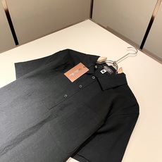 Loro Piana诺悠翩雅 2026春夏男士最新的贸易订单翻领衬衣,全品相!!采用logo皮革图案设计 Loro Piana诺悠翩雅 2026春夏男士最新的贸易订单翻领衬衣,全品相!!采用logo皮革图案设计