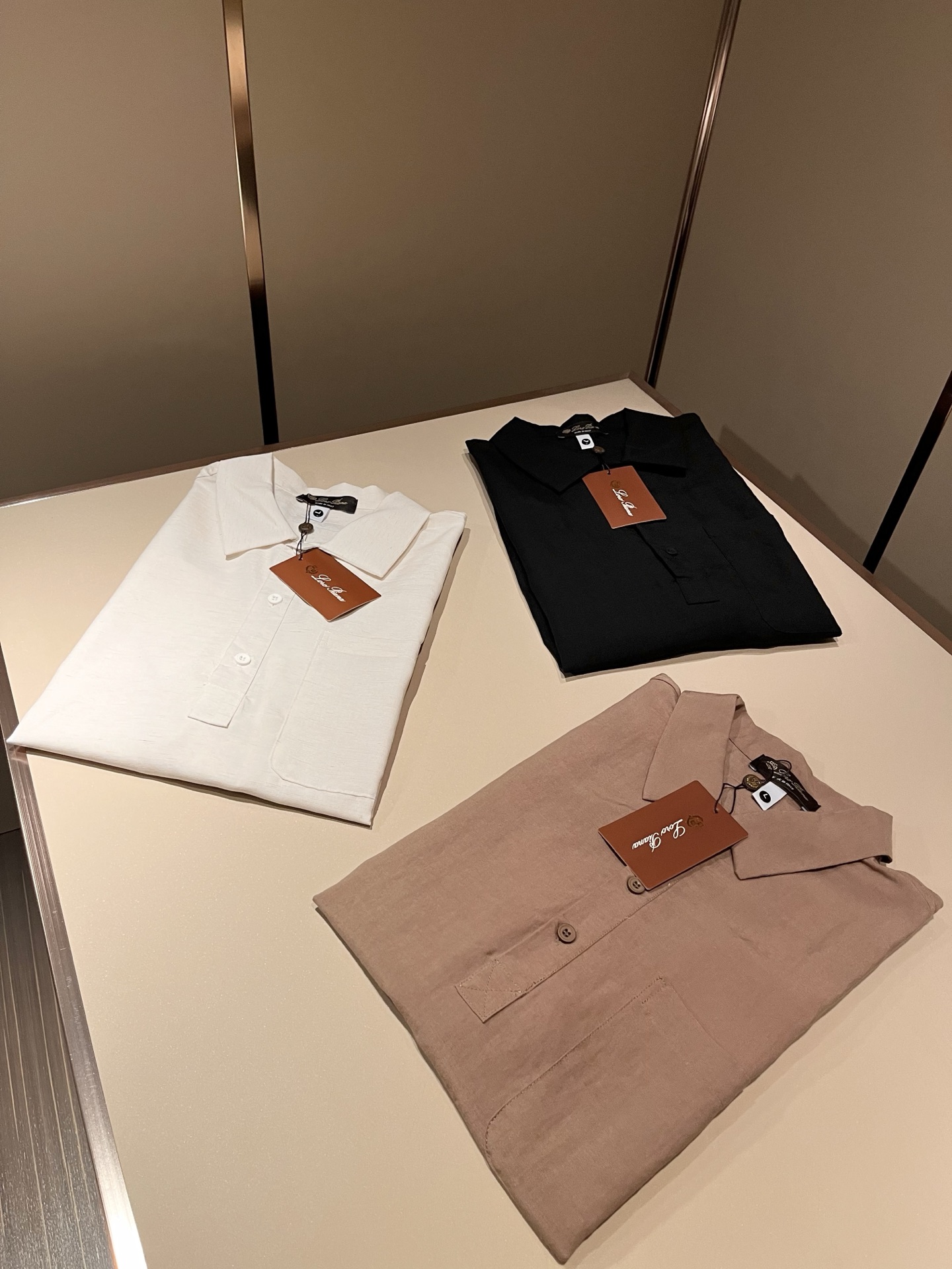 Loro Piana诺悠翩雅 2026春夏男士最新的贸易订单翻领衬衣，全品相！！采用logo皮革图案设计