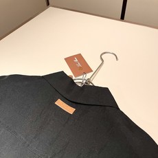 Loro Piana诺悠翩雅 2026春夏男士最新的贸易订单翻领衬衣,全品相!!采用logo皮革图案设计 Loro Piana诺悠翩雅 2026春夏男士最新的贸易订单翻领衬衣,全品相!!采用logo皮革图案设计