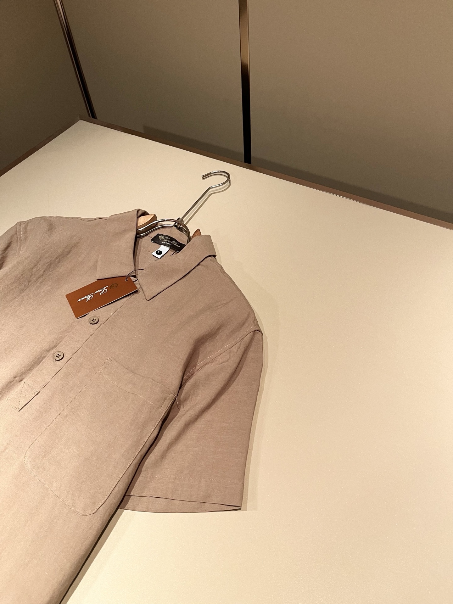 Loro Piana诺悠翩雅 2026春夏男士最新的贸易订单翻领衬衣，全品相！！采用logo皮革图案设计