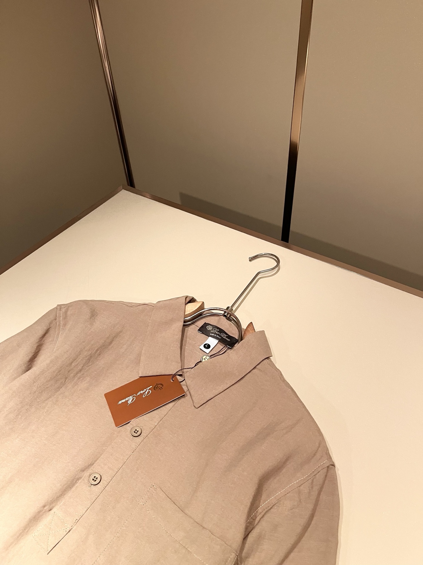 Loro Piana诺悠翩雅 2026春夏男士最新的贸易订单翻领衬衣，全品相！！采用logo皮革图案设计
