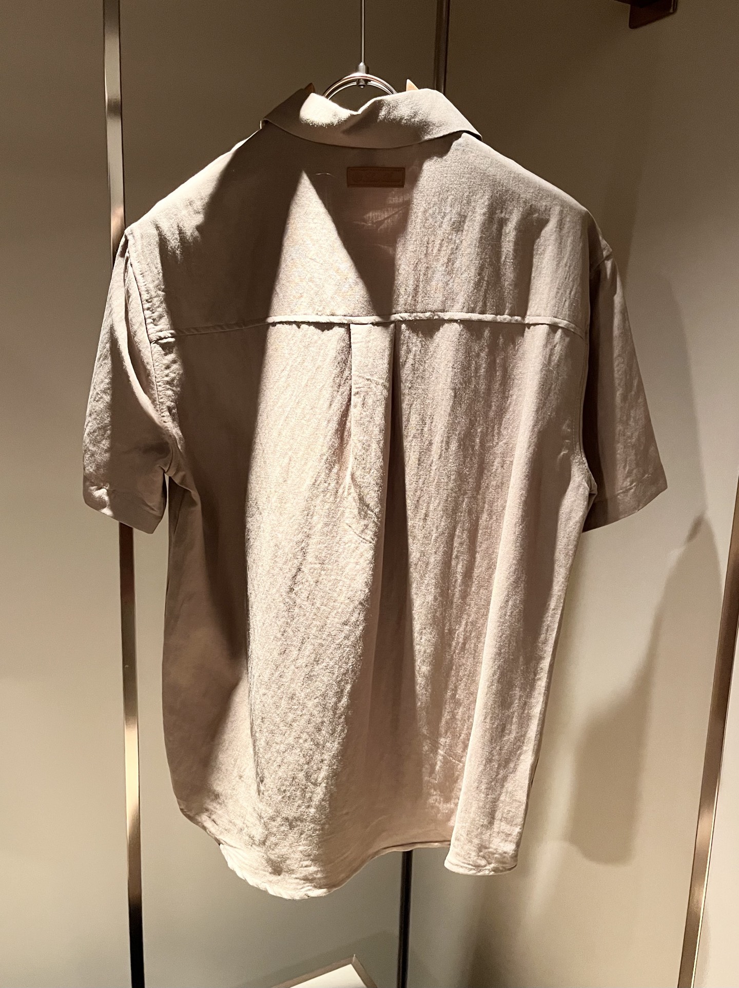 Loro Piana诺悠翩雅 2026春夏男士最新的贸易订单翻领衬衣，全品相！！采用logo皮革图案设计