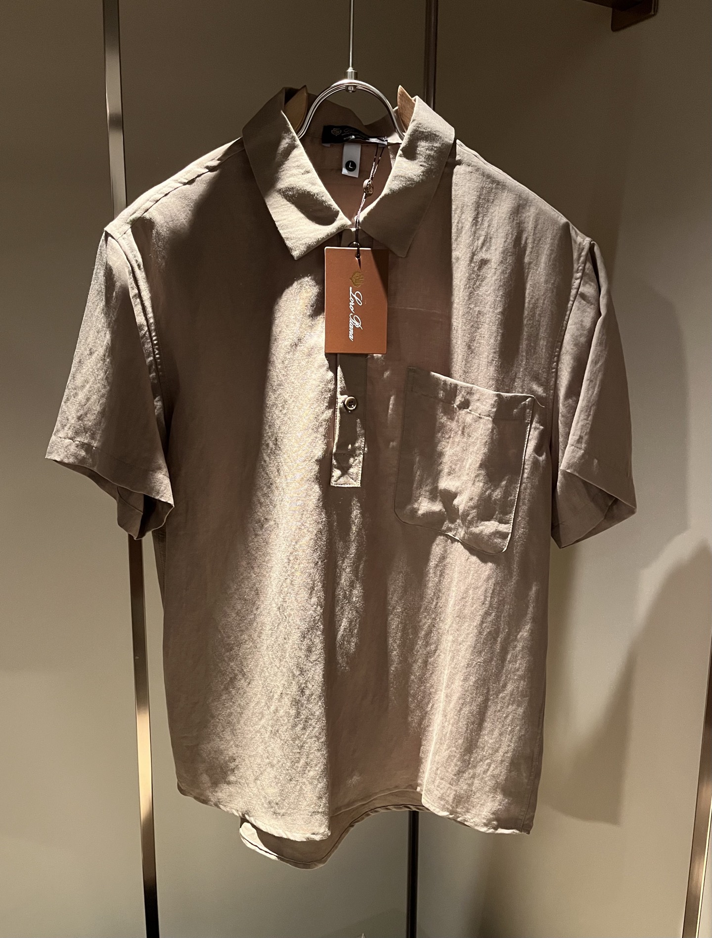 Loro Piana诺悠翩雅 2026春夏男士最新的贸易订单翻领衬衣，全品相！！采用logo皮革图案设计